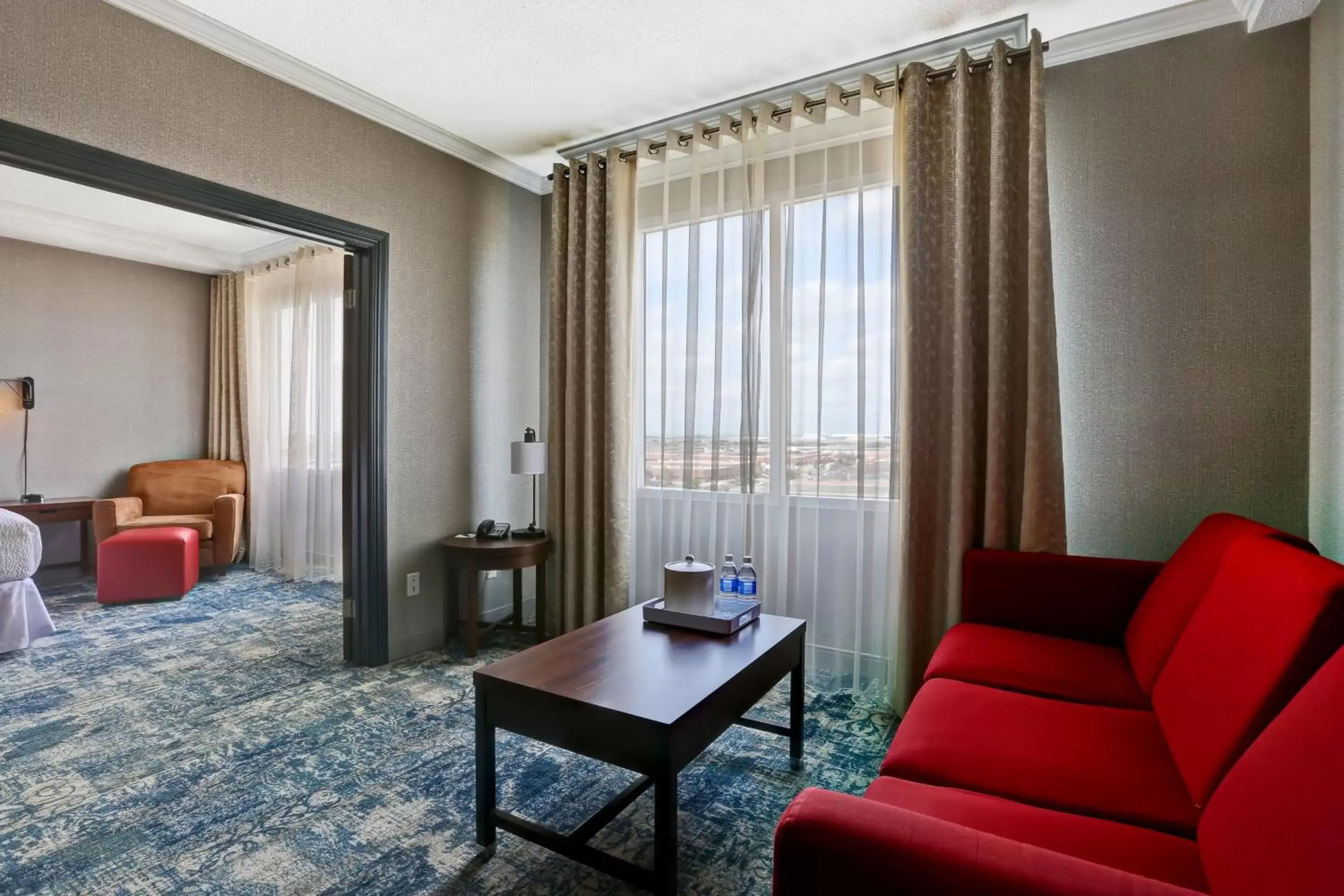 Photo of the whole room, Seating Area in Four Points by Sheraton Toronto Mississauga