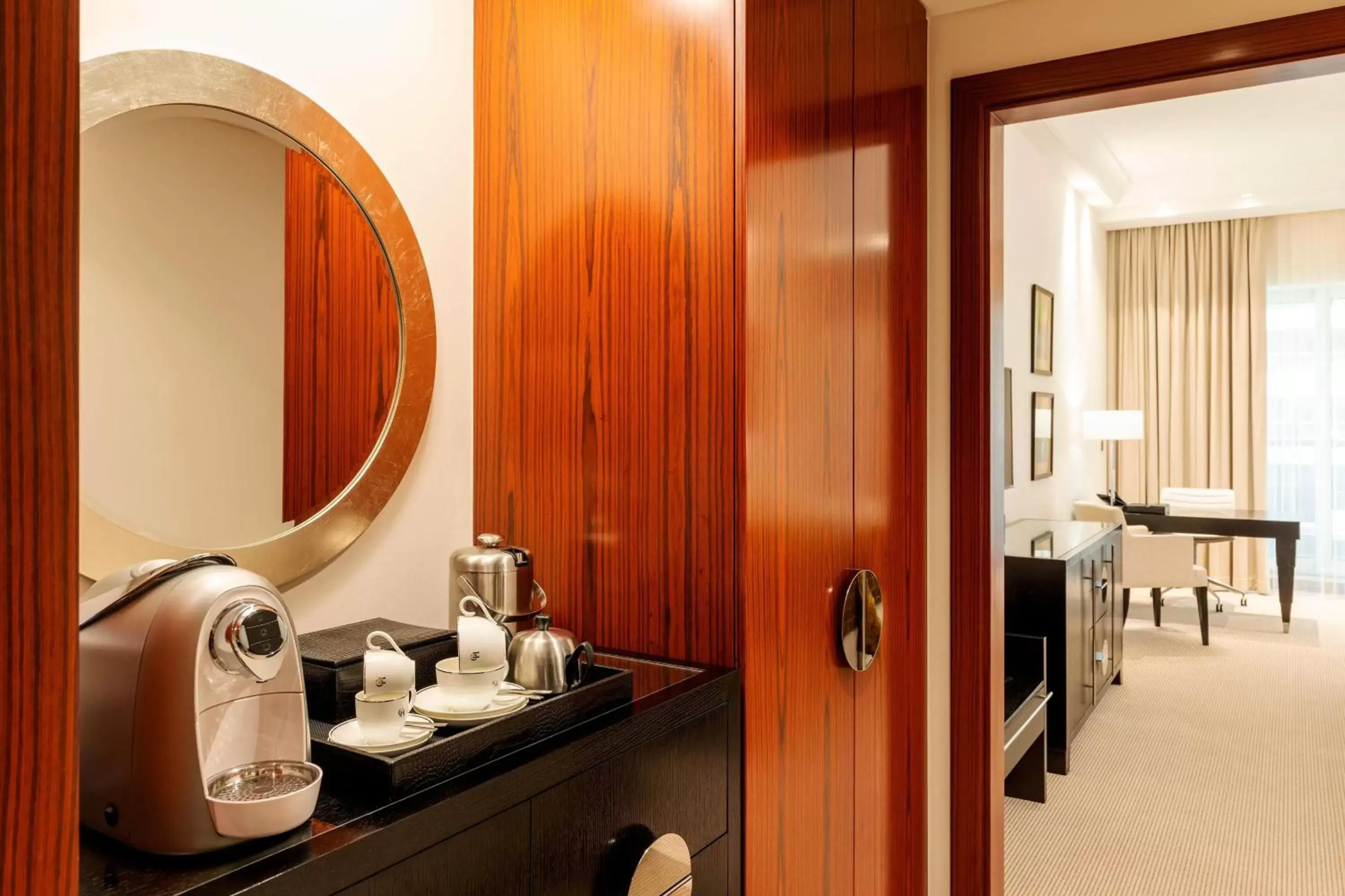 Photo of the whole room, Coffee/Tea Facilities in Grosvenor House, a Luxury Collection Hotel, Dubai