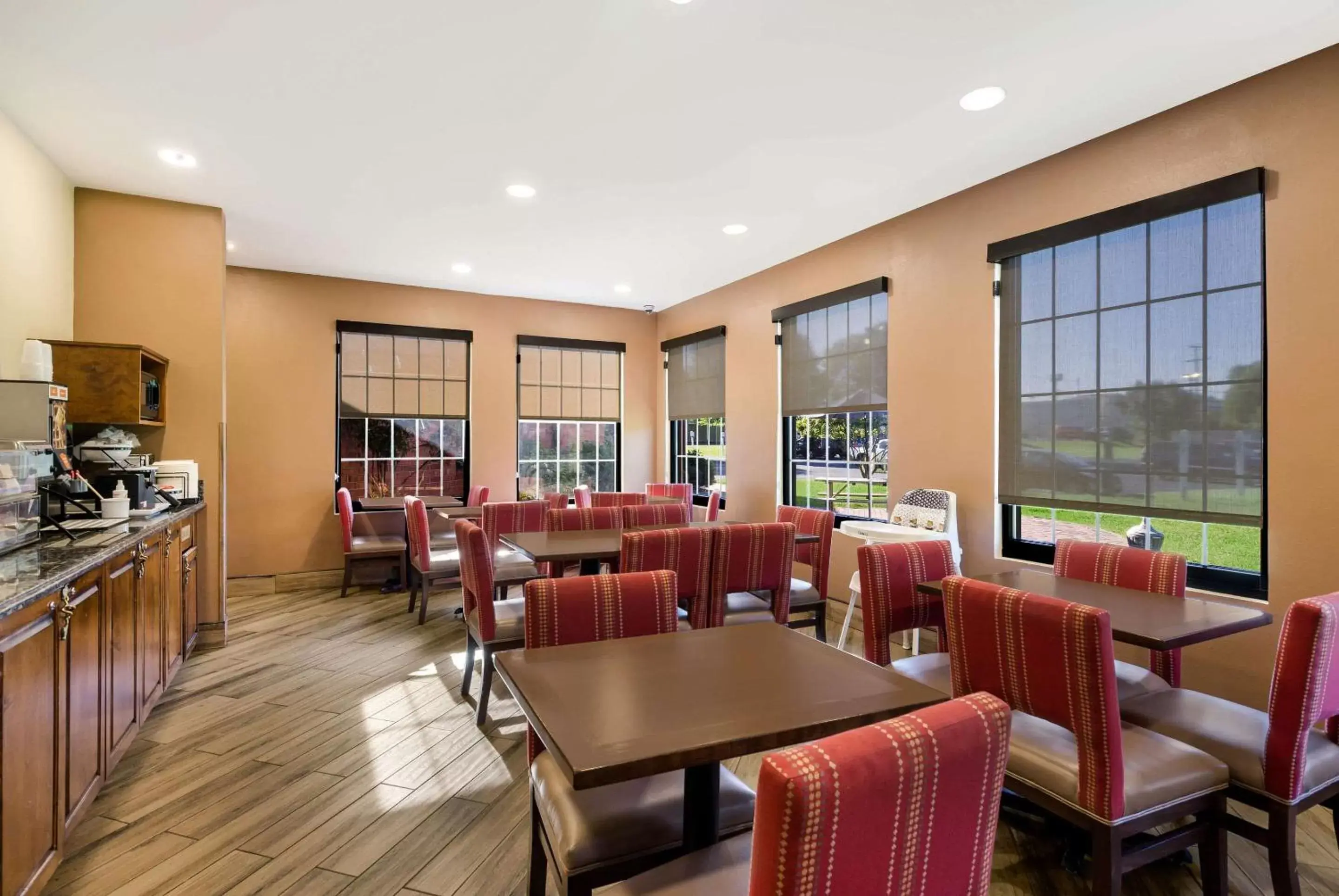 Breakfast, Restaurant/Places to Eat in Comfort Inn Virginia Horse Center