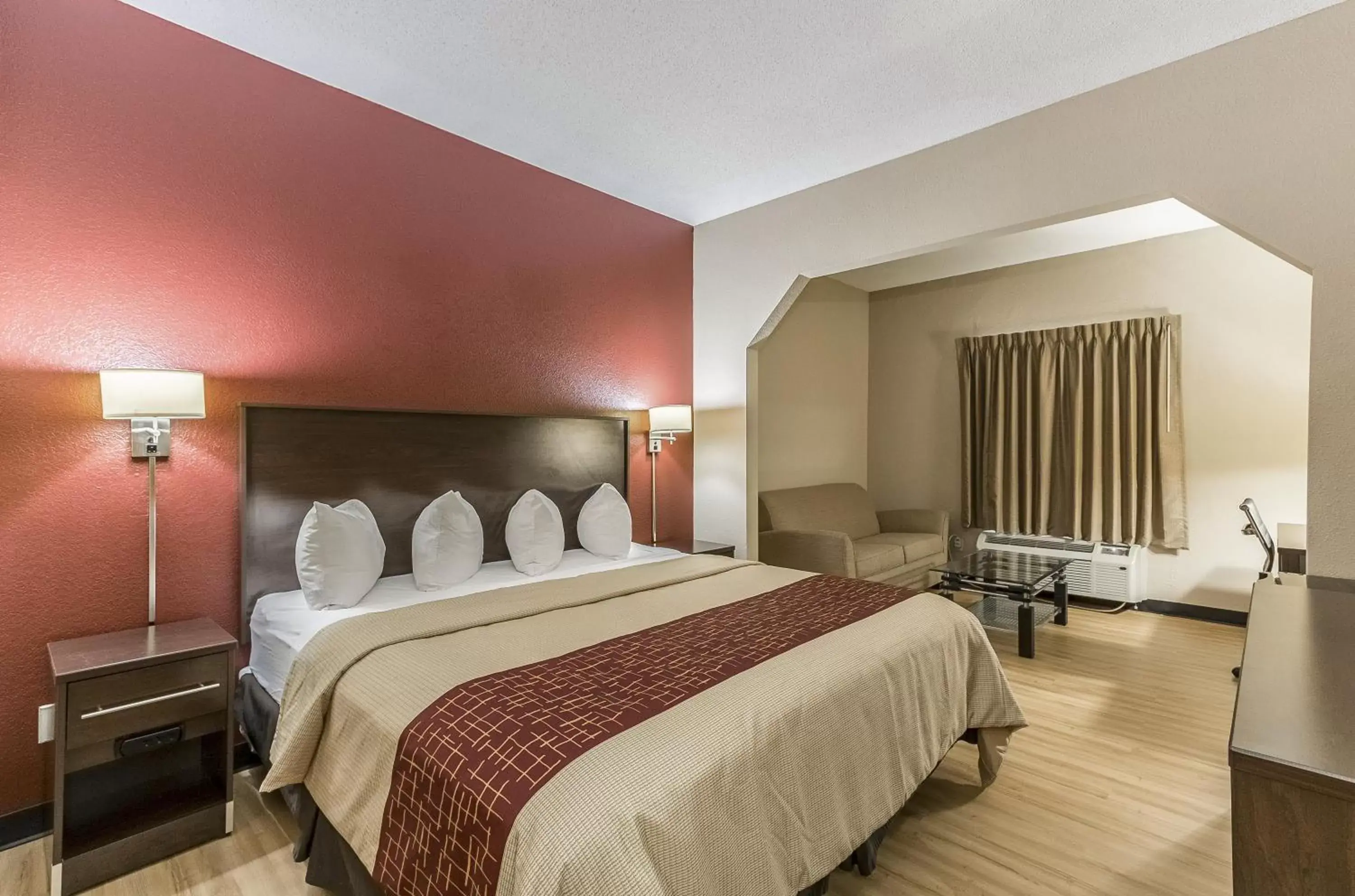 Photo of the whole room, Bed in Red Roof Inn & Suites Hinesville - Fort Stewart