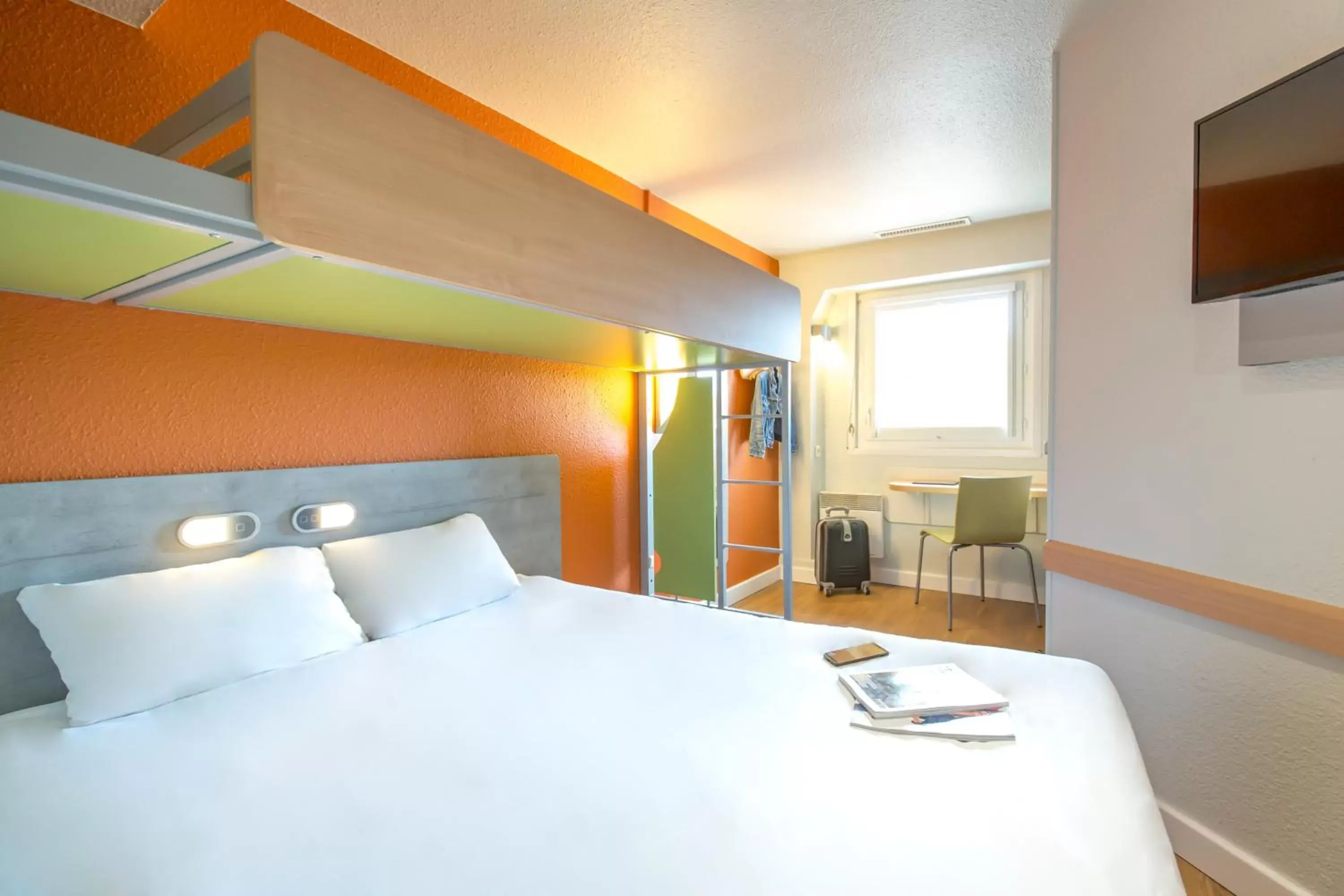 Bedroom, Bed in ibis budget Vienne Sud