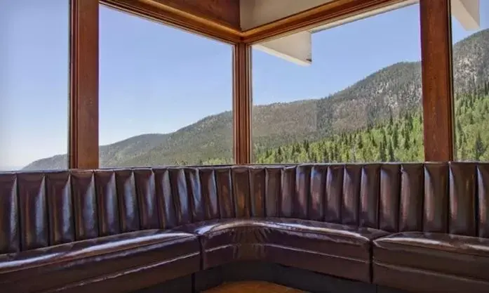 Restaurant/places to eat, Balcony/Terrace in Monarch Mountain Lodge