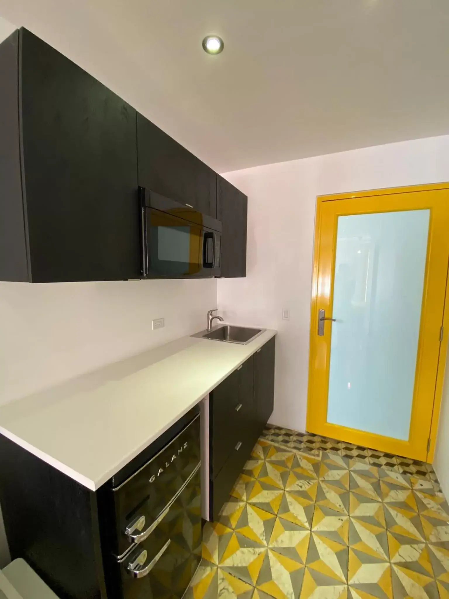 Kitchen or kitchenette, Bathroom in Hotel Nest