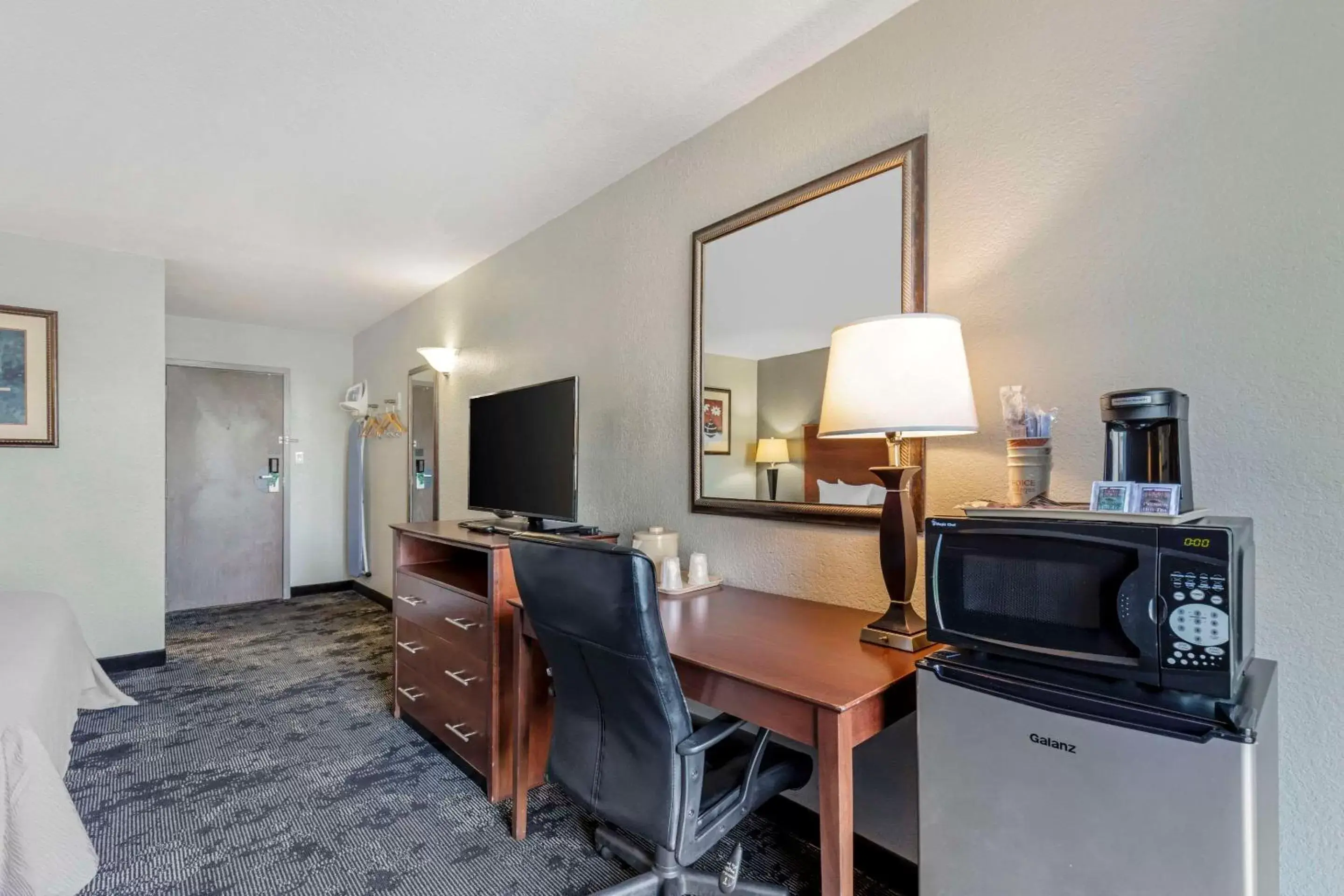 Bedroom, TV/Entertainment Center in Quality Inn Downtown Stuart