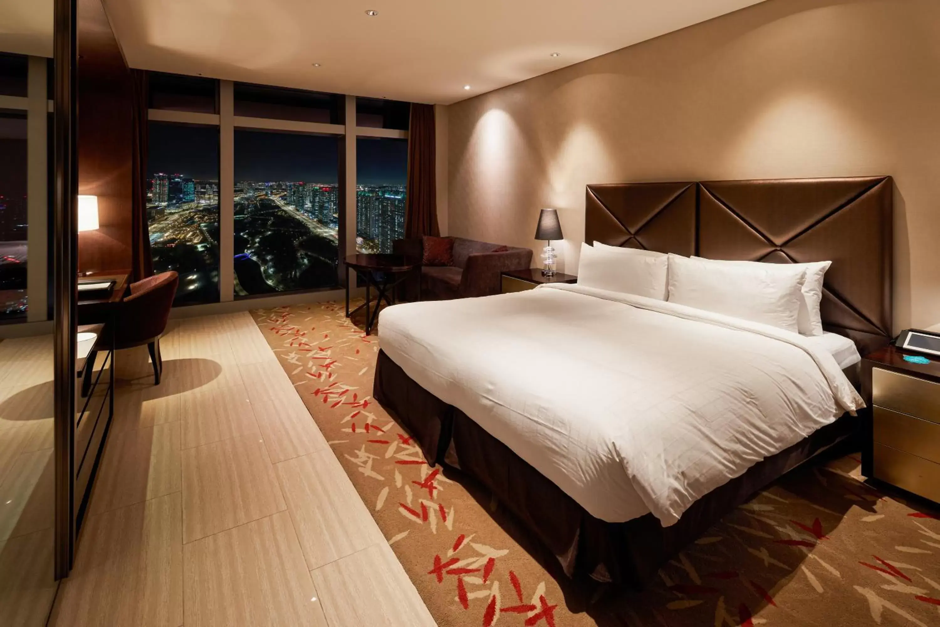 Bed in Oakwood Premier Incheon Hotel