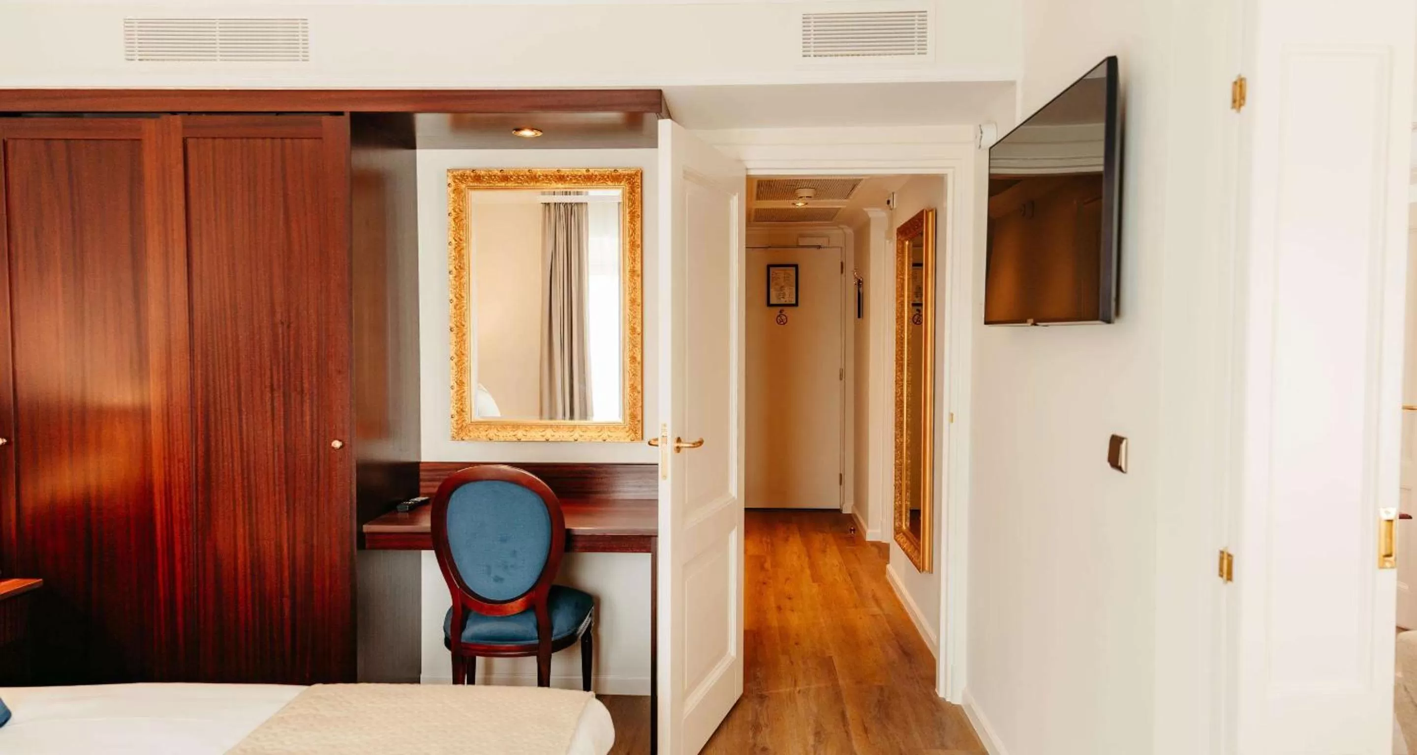 Photo of the whole room, Bed in Grand Hotel Karel V