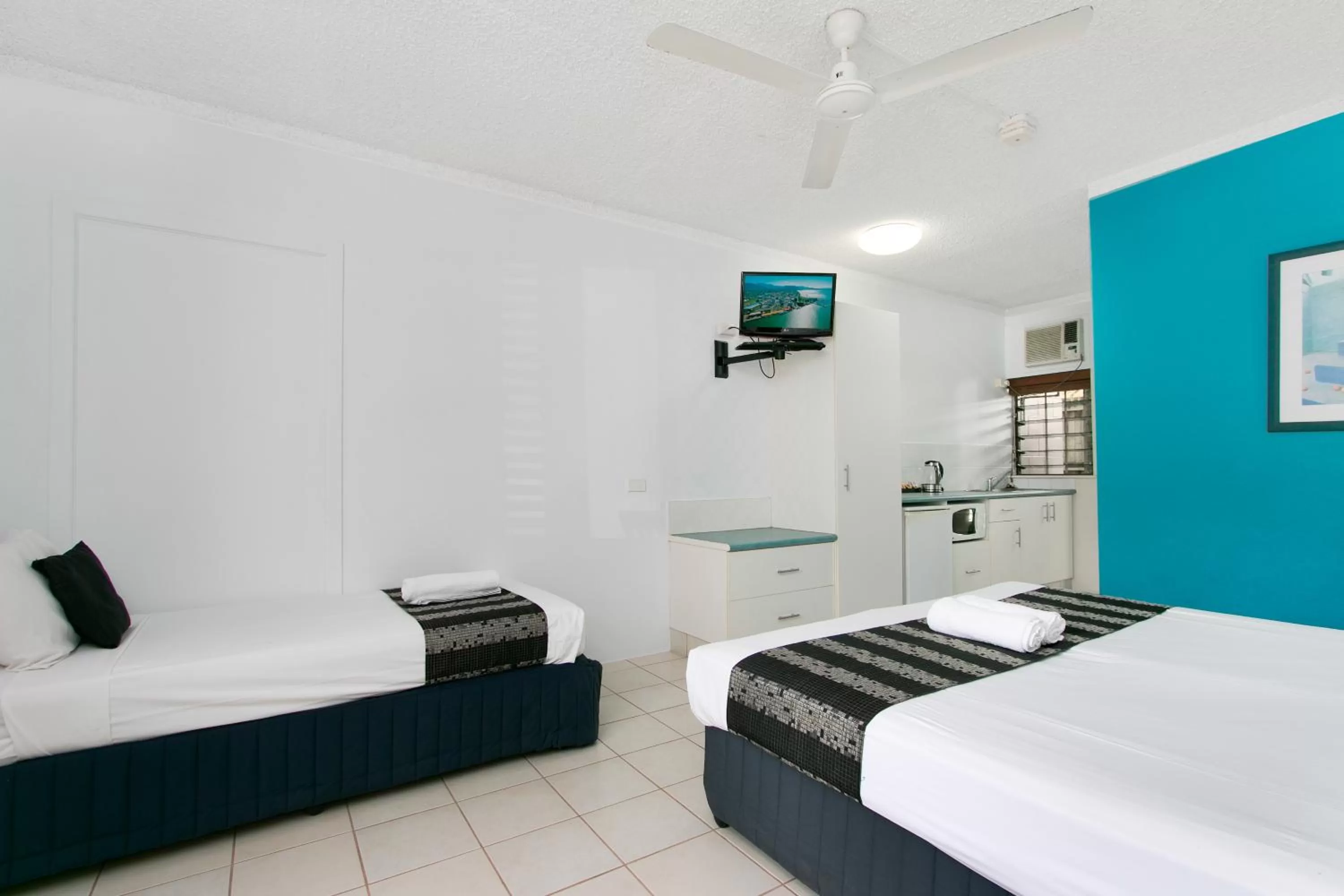 Bedroom, Bed in Cairns City Palms