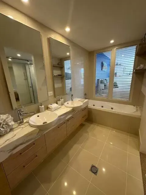 Bathroom in Grand Mercure Allegra Hervey Bay