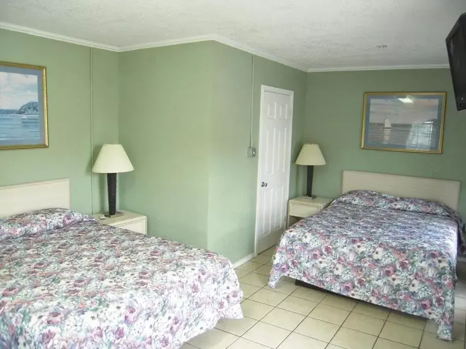 Photo of the whole room, Bed in Bayfront Cottages