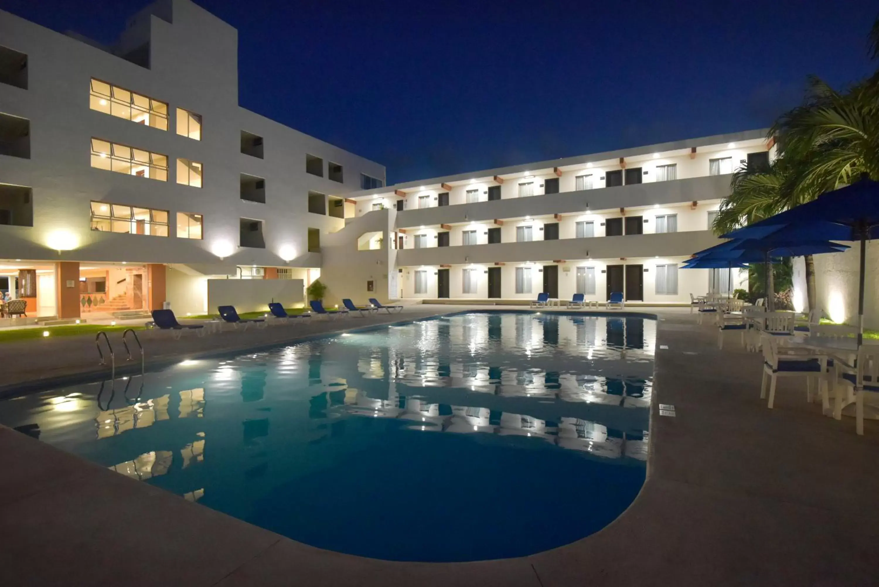 Swimming pool, Property Building in Hotel Bonampak