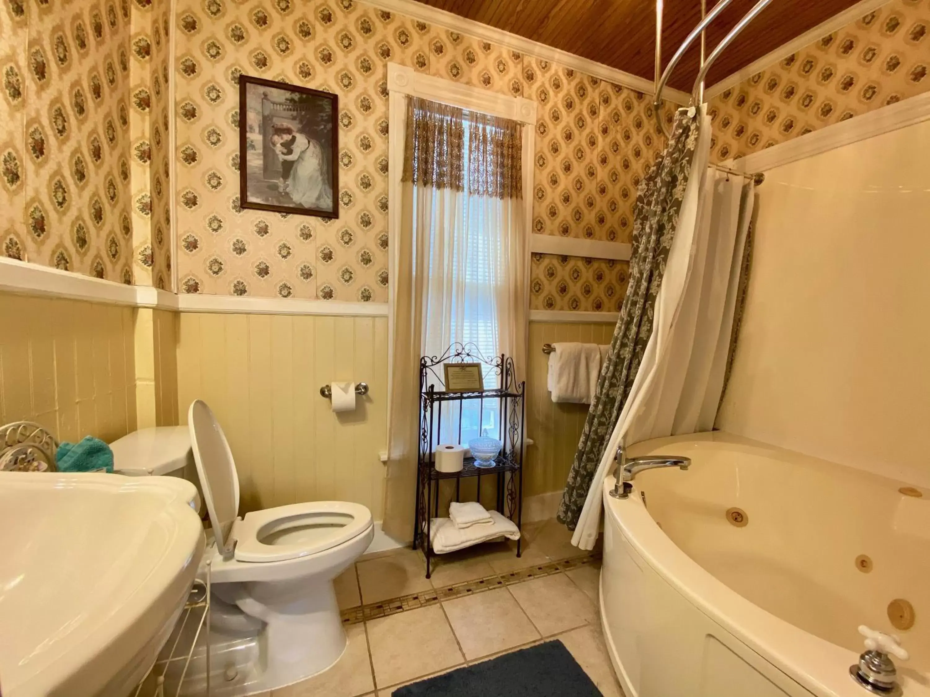 Shower, Bathroom in Penny Farthing Inn