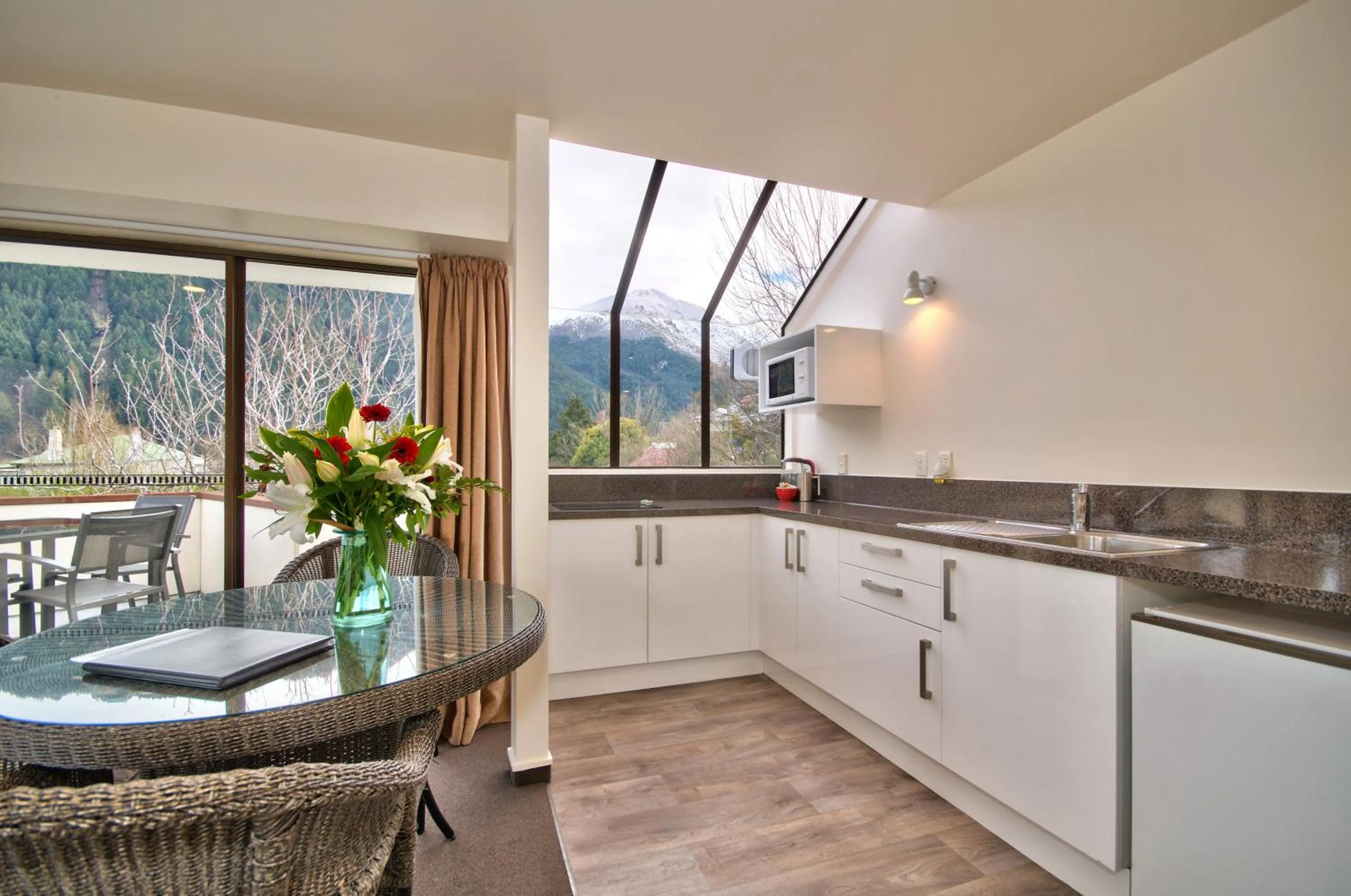Kitchen or kitchenette in Melbourne Lodge Queenstown