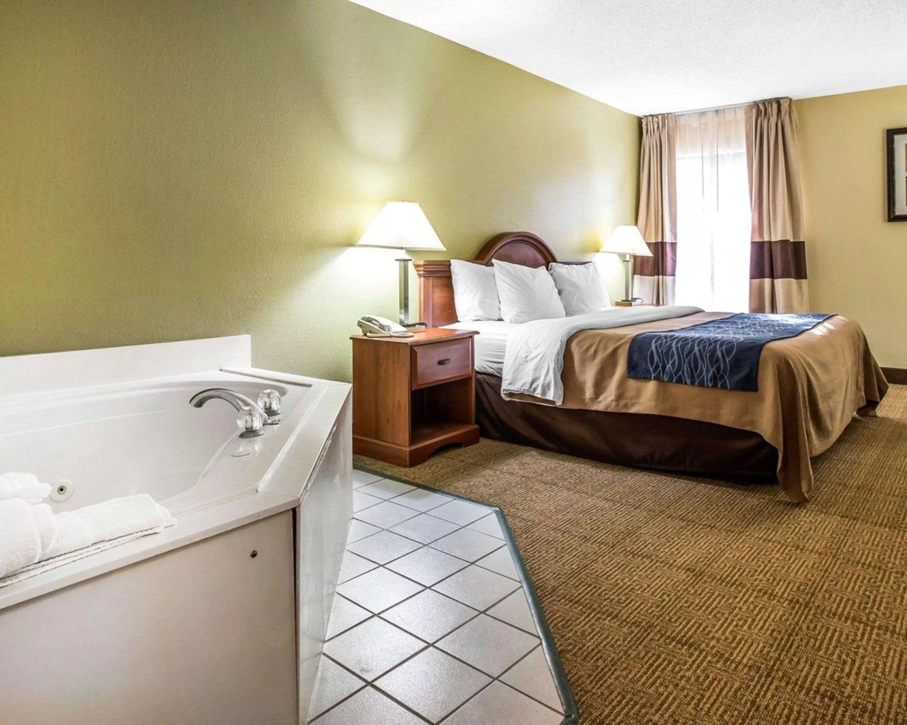 Bedroom, Bed in Quality Inn Darien-North Brunswick