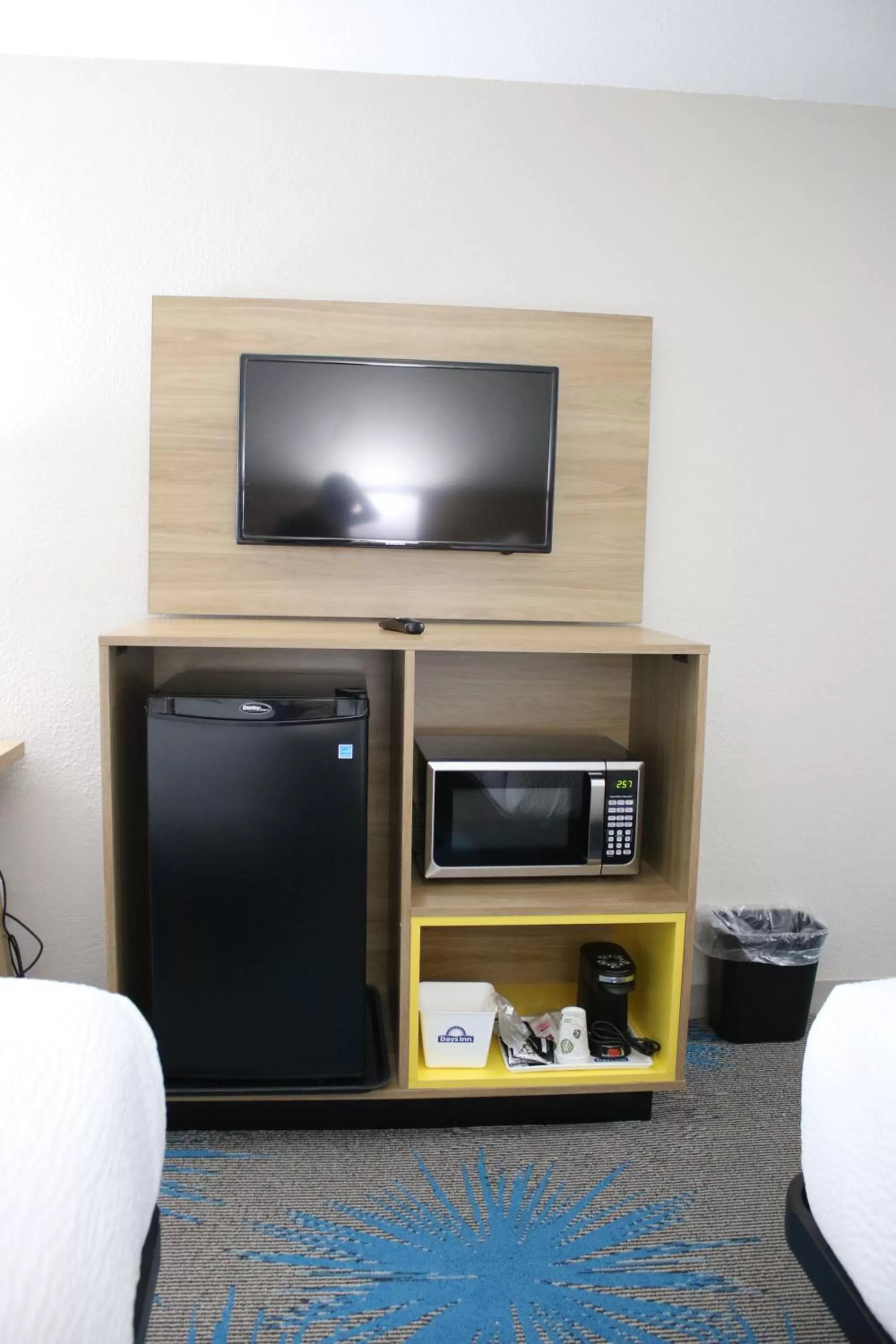 TV and multimedia in Days Inn by Wyndham Waco University Area