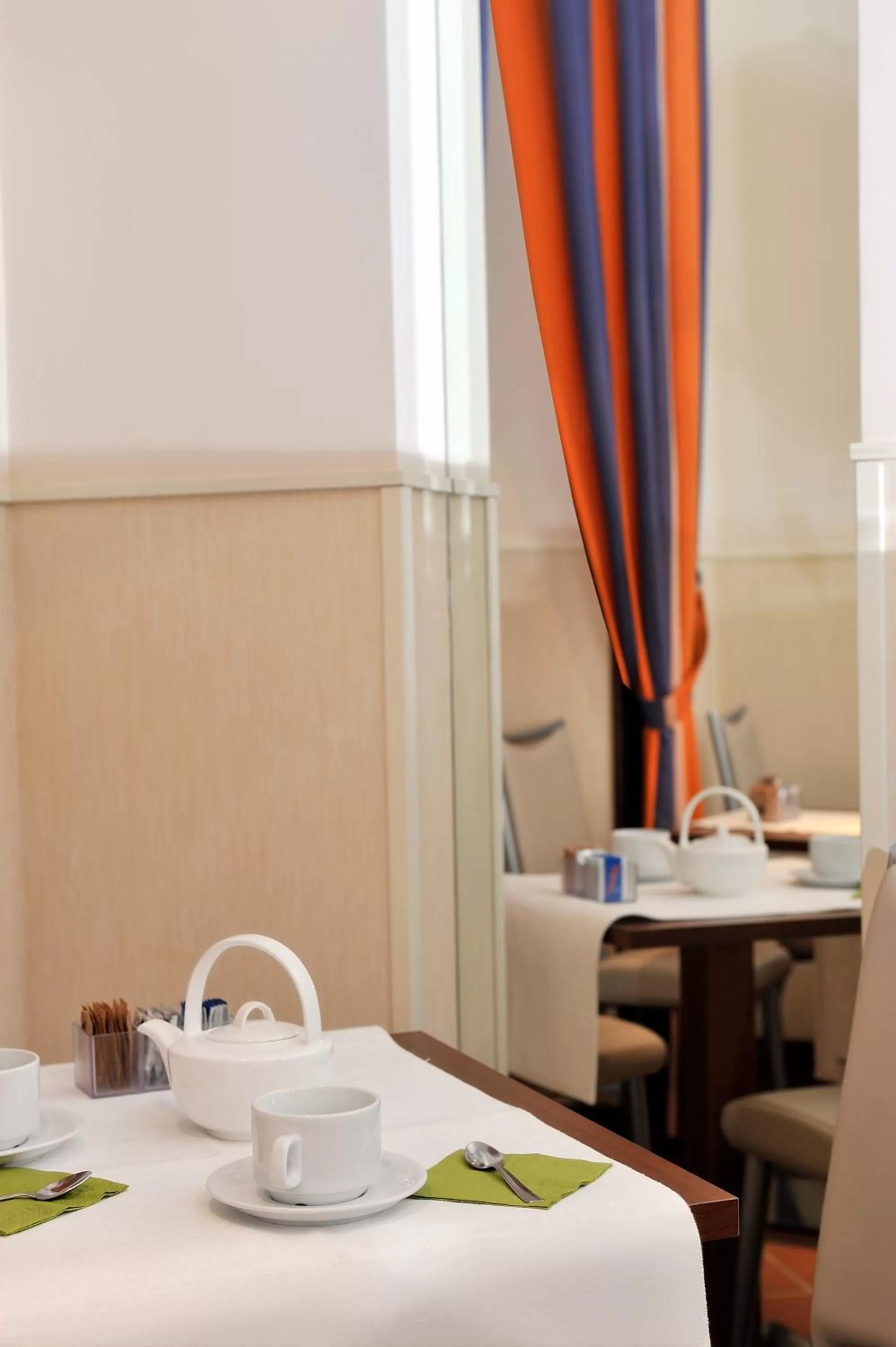 Restaurant/places to eat in Hotel Scott House