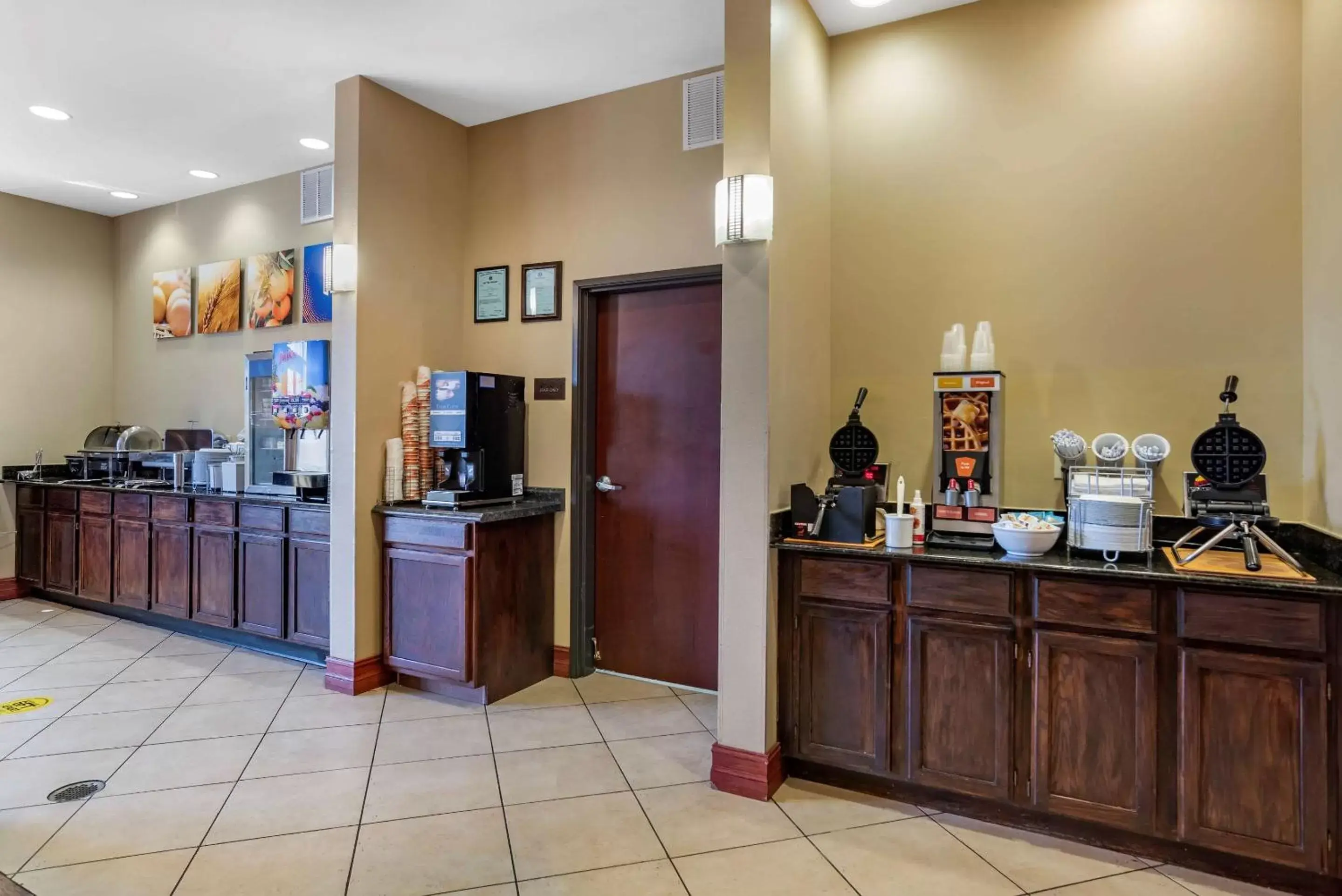 Restaurant/places to eat in Comfort Suites Airport South