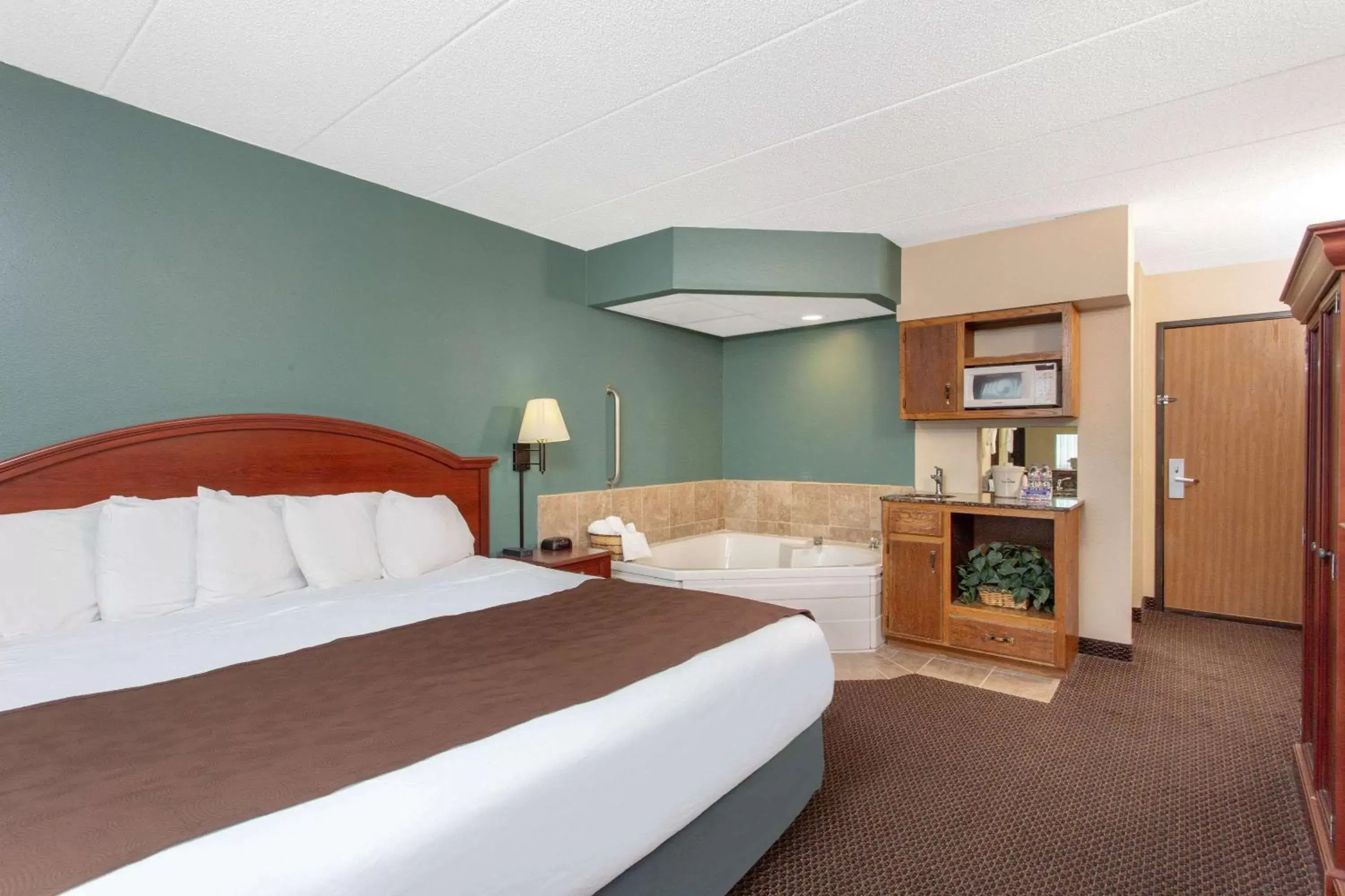 Photo of the whole room, Bed in AmericInn by Wyndham Chippewa Falls