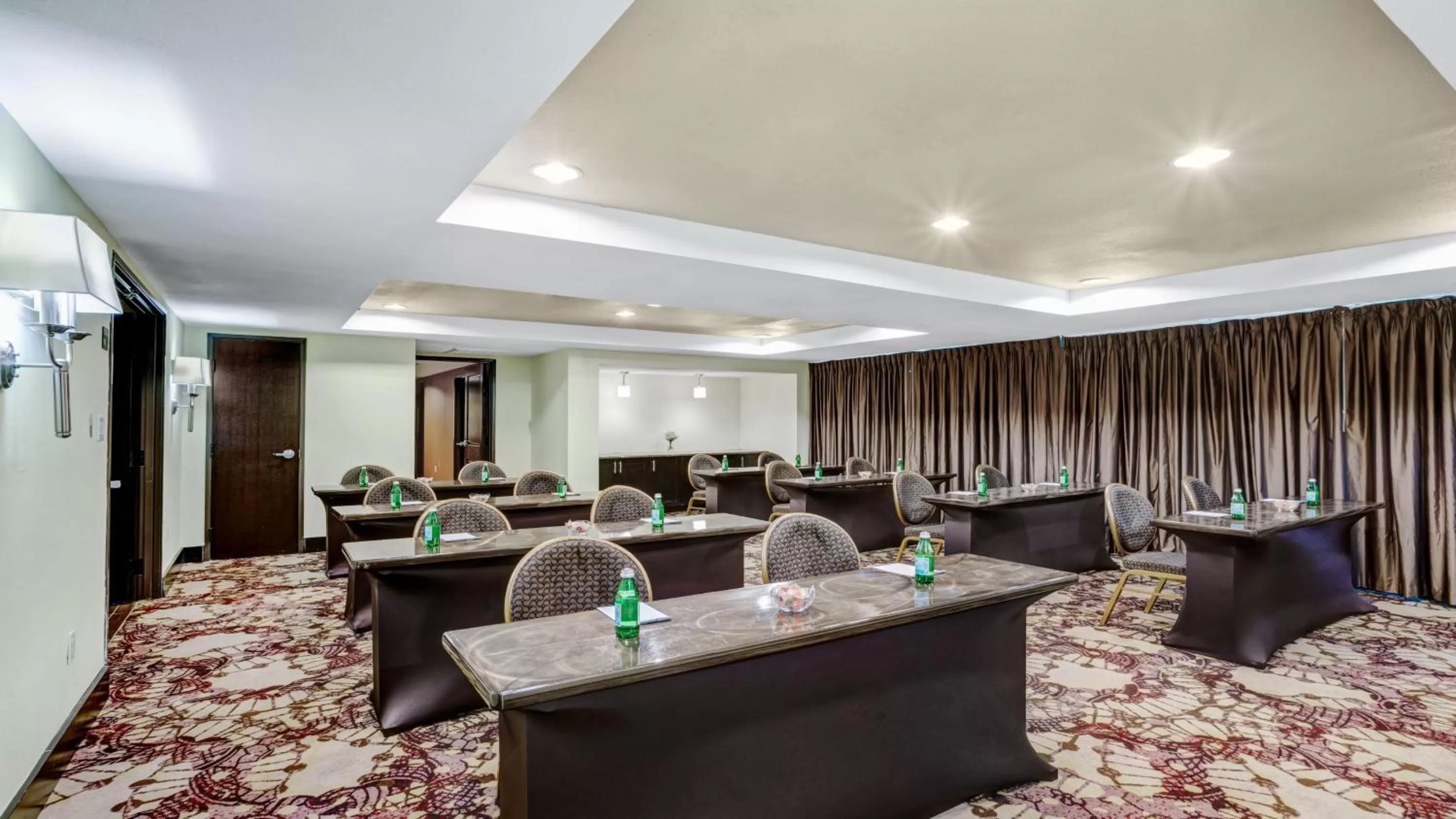 Meeting/conference room in Crowne Plaza Houston Galleria Area by IHG