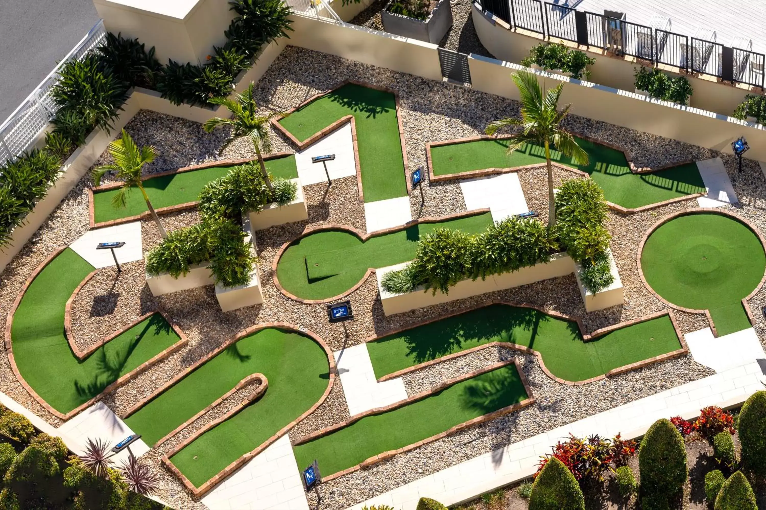 Minigolf, Bird's-eye View in The Sebel Twin Towns