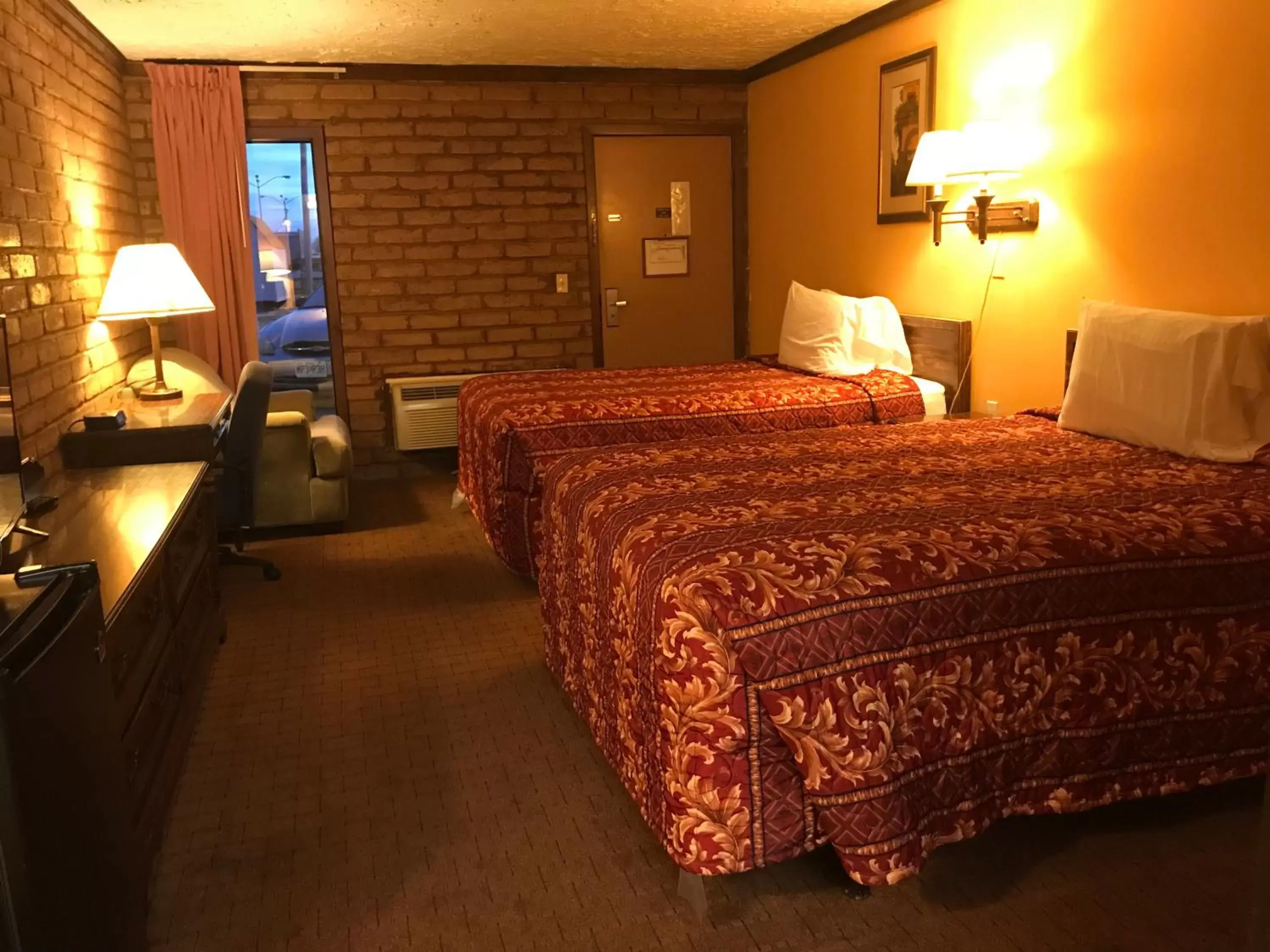 Bed in Carthage Inn