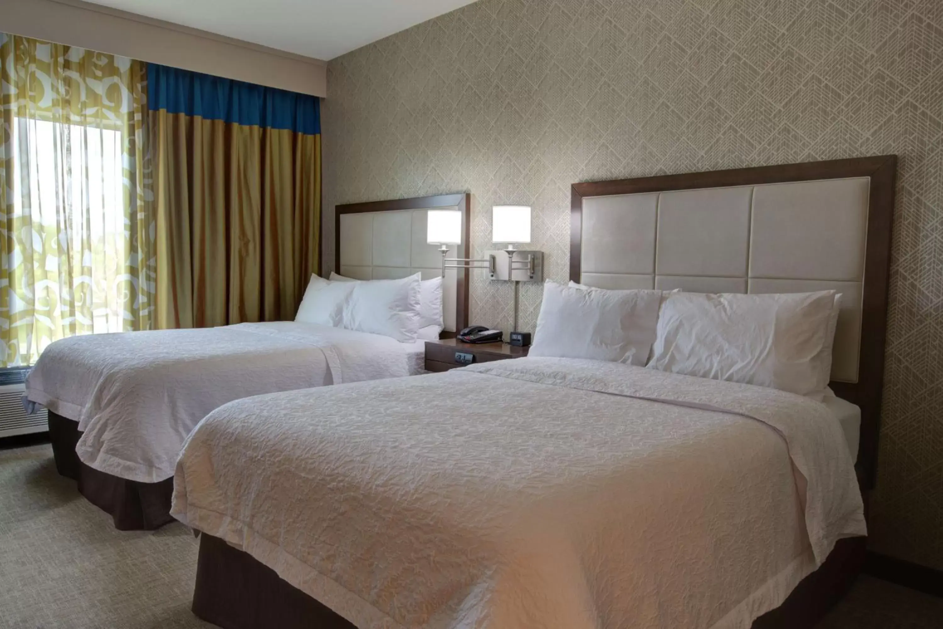 Bed in Hampton Inn & Suites by Hilton Tampa Busch Gardens Area