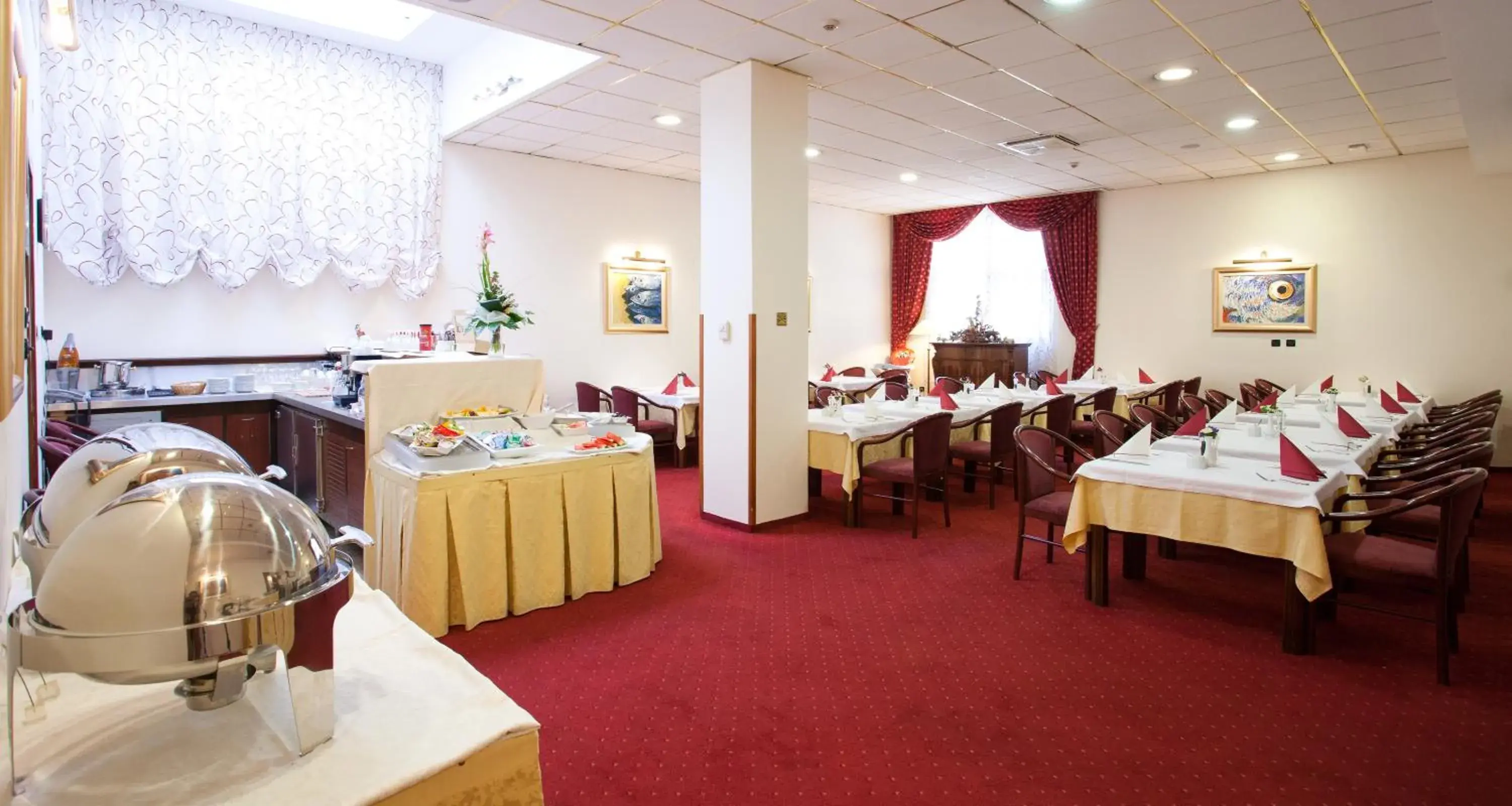 Restaurant/places to eat in Hotel Globo Restaurant/places to eat in Hotel Globo