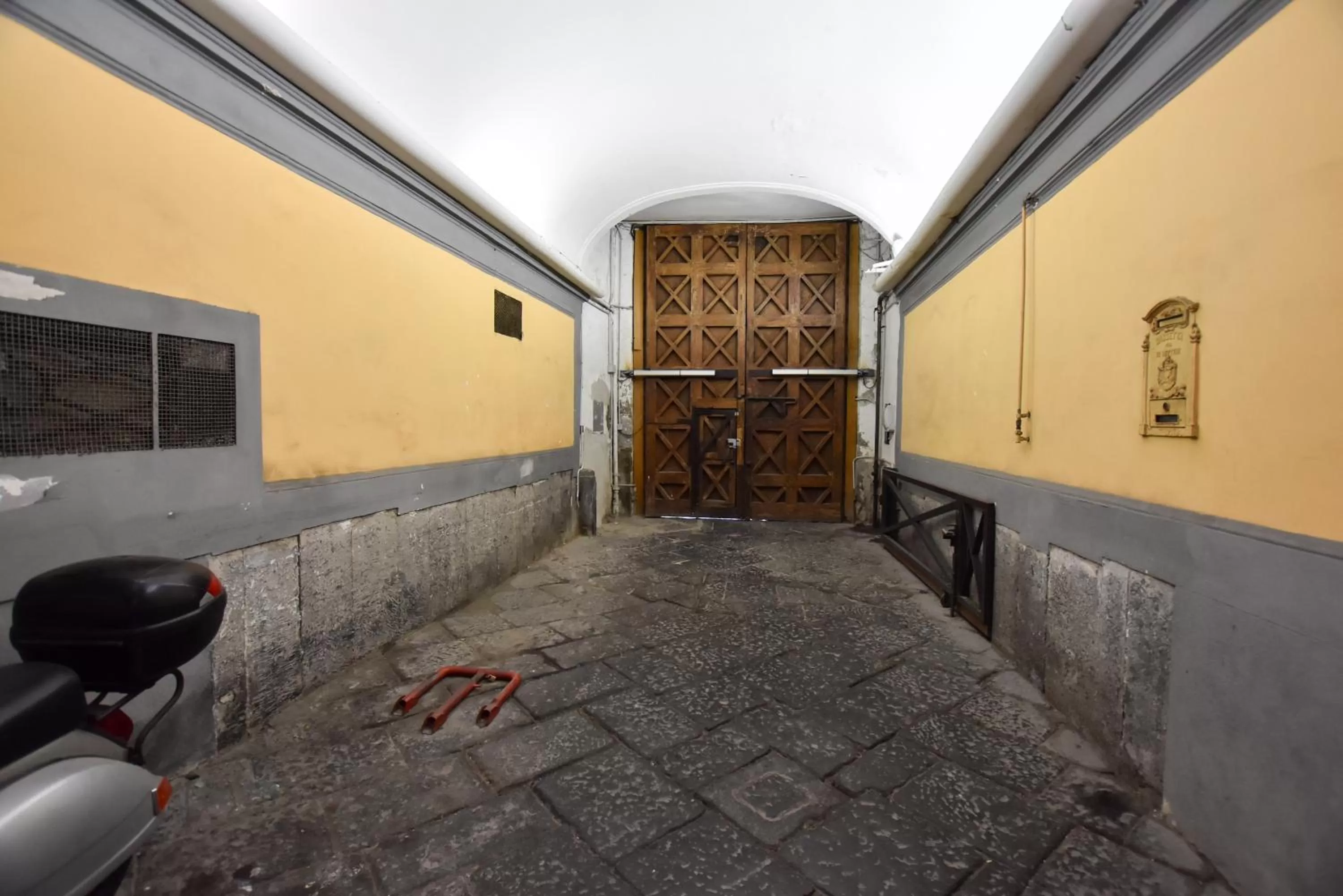 Facade/entrance in Domus Borbonica