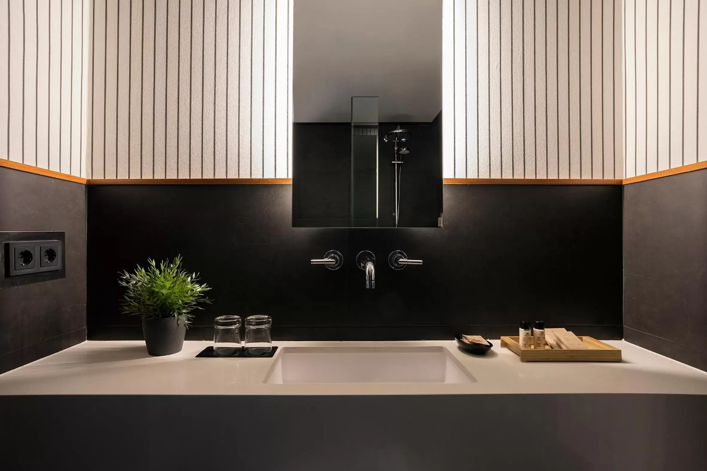 Shower, Kitchen/Kitchenette in Casa Elliot by Bondia Hotel Group