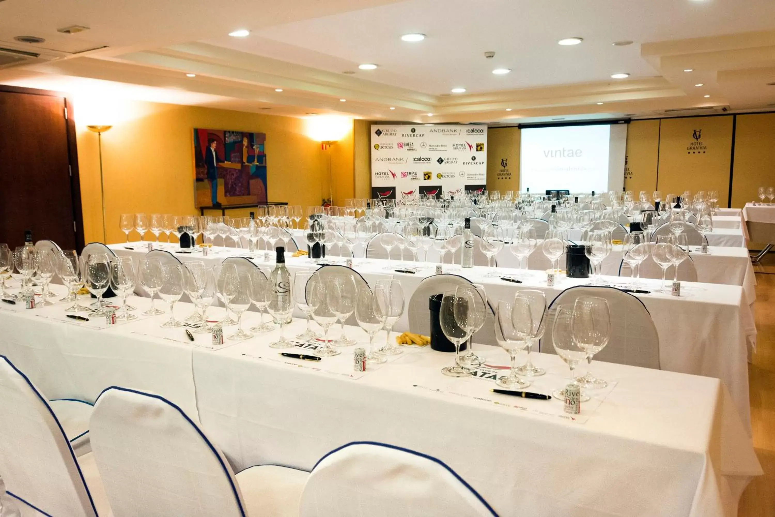 Meeting/conference room, Restaurant/Places to Eat in Hotel Gran Via