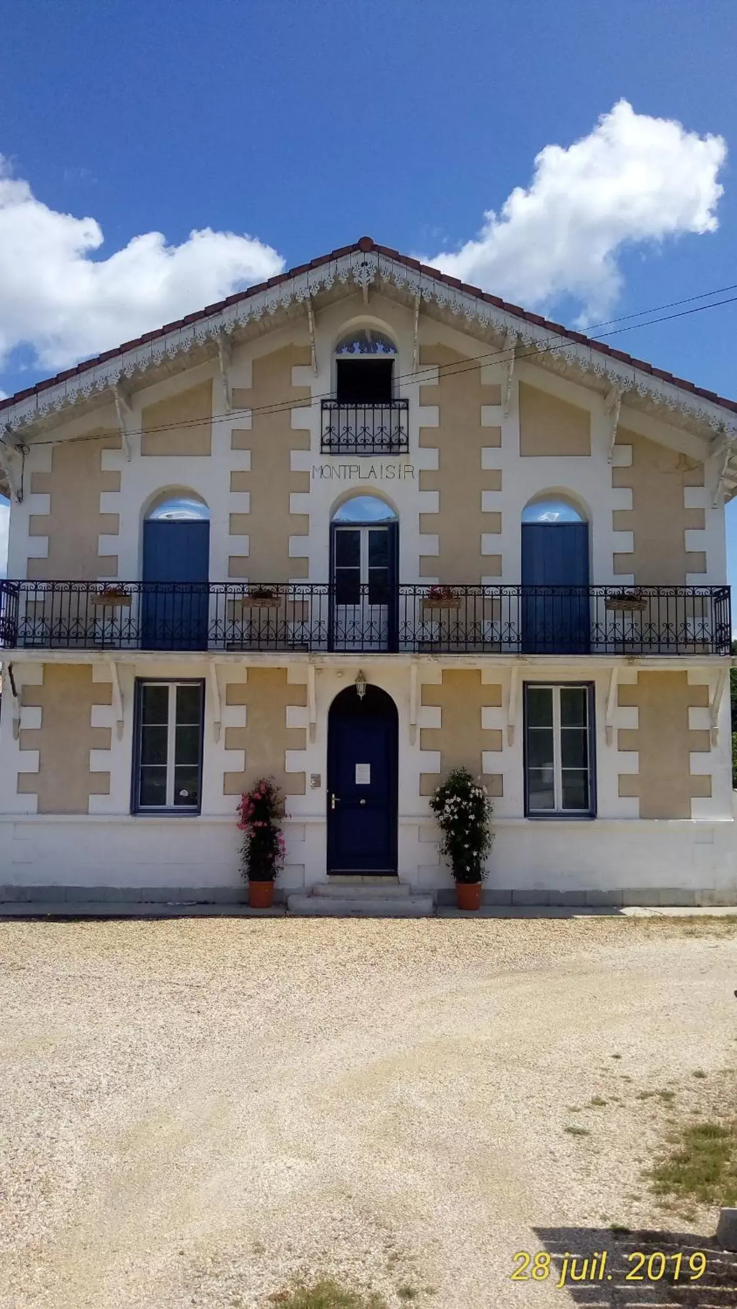 Facade/entrance, Property Building in Montplaisir