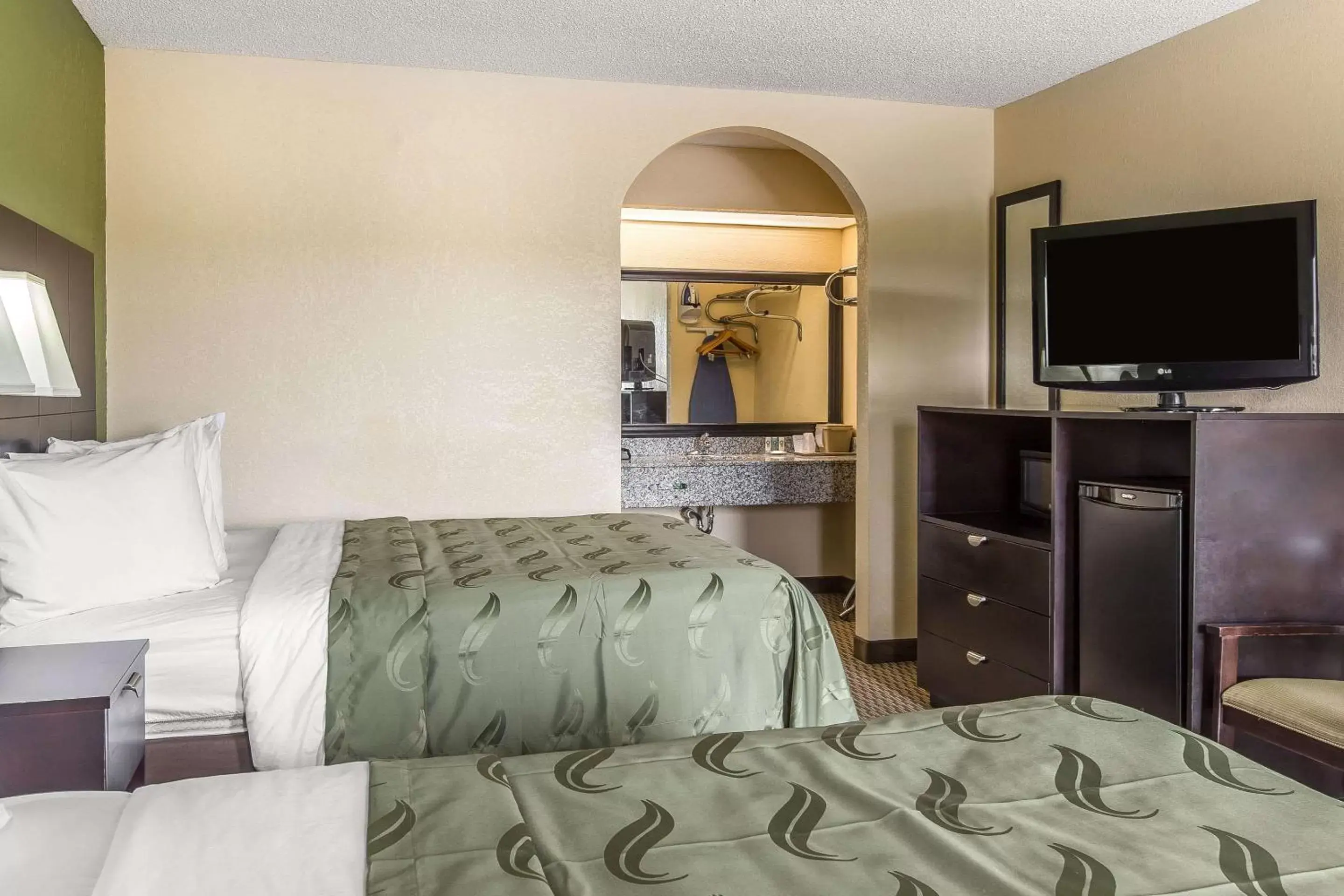 Photo of the whole room, Bed in Quality Inn Adairsville-Calhoun South