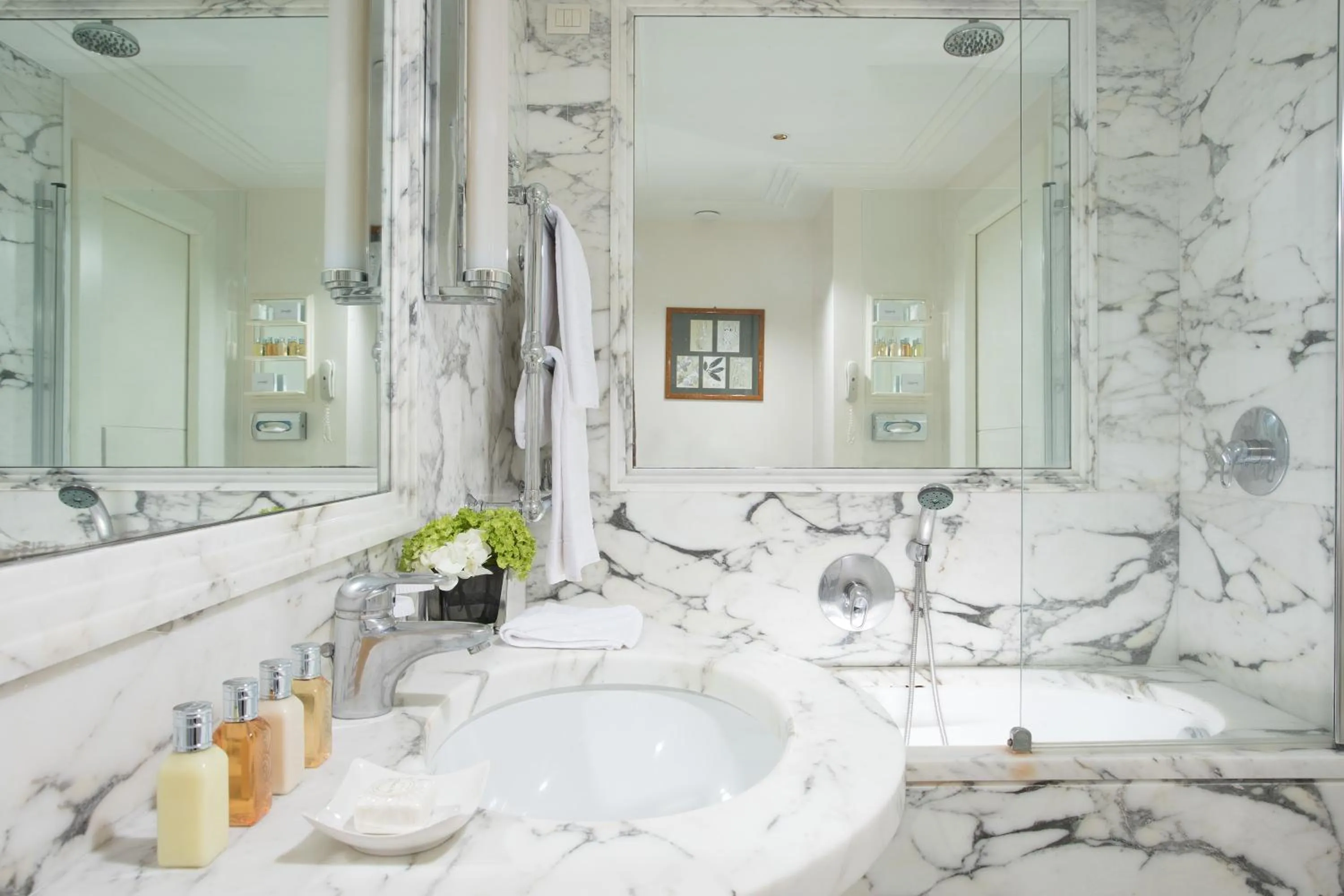 Bathroom in Hotel Lord Byron - Small Luxury Hotels of the World