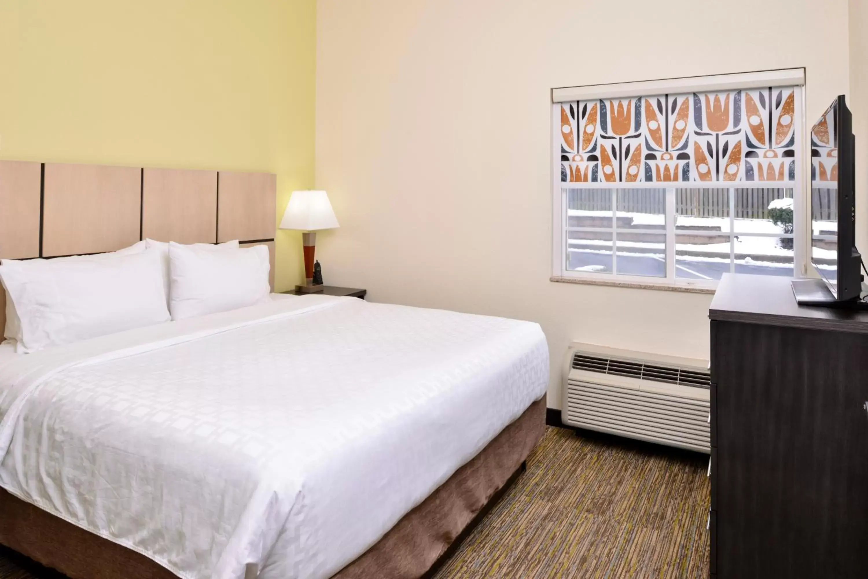Bedroom, Bed in Candlewood Suites Winchester, an IHG Hotel