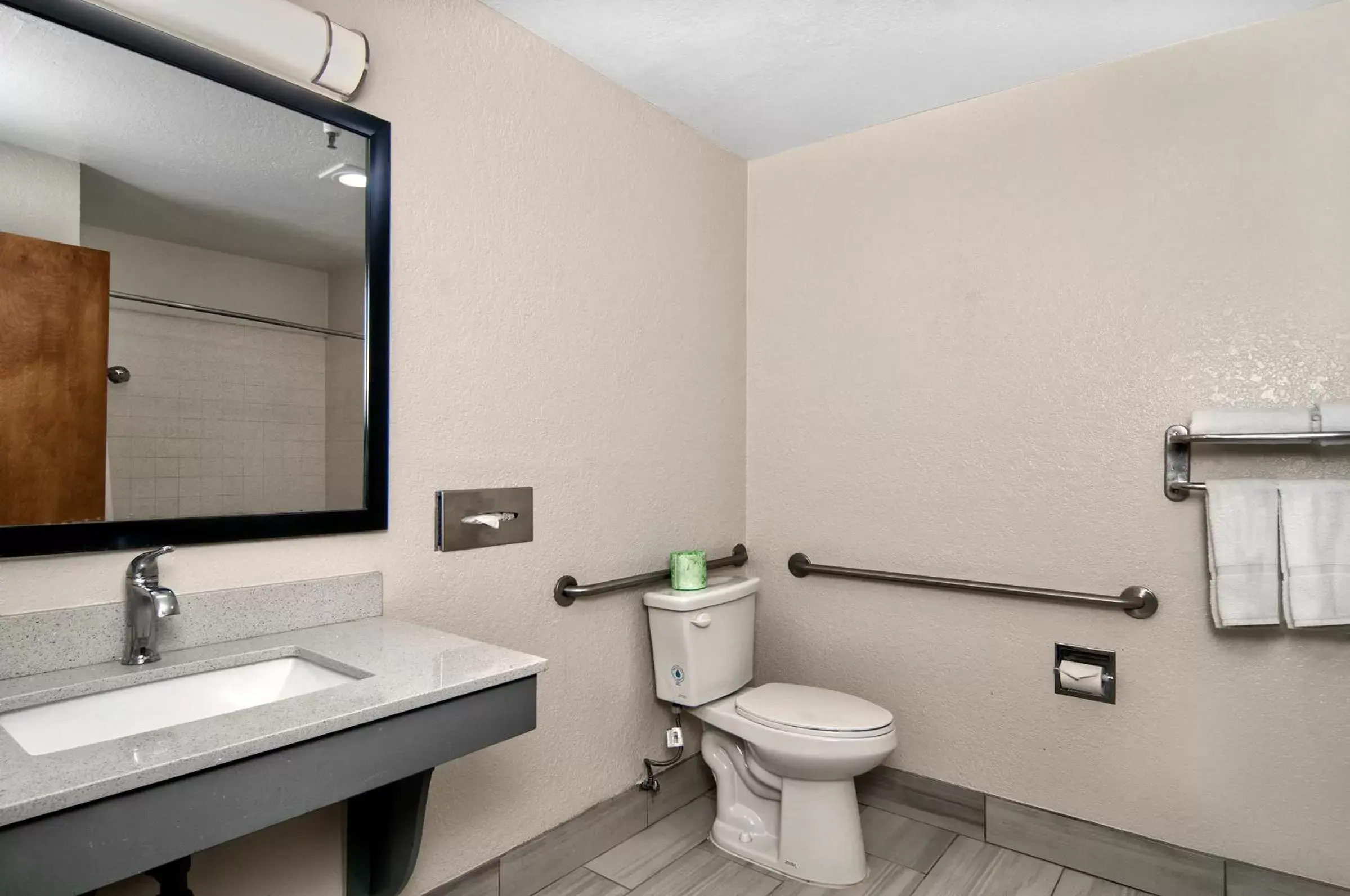 Toilet, Bathroom in Quality Inn & Suites South San Jose - Morgan Hill