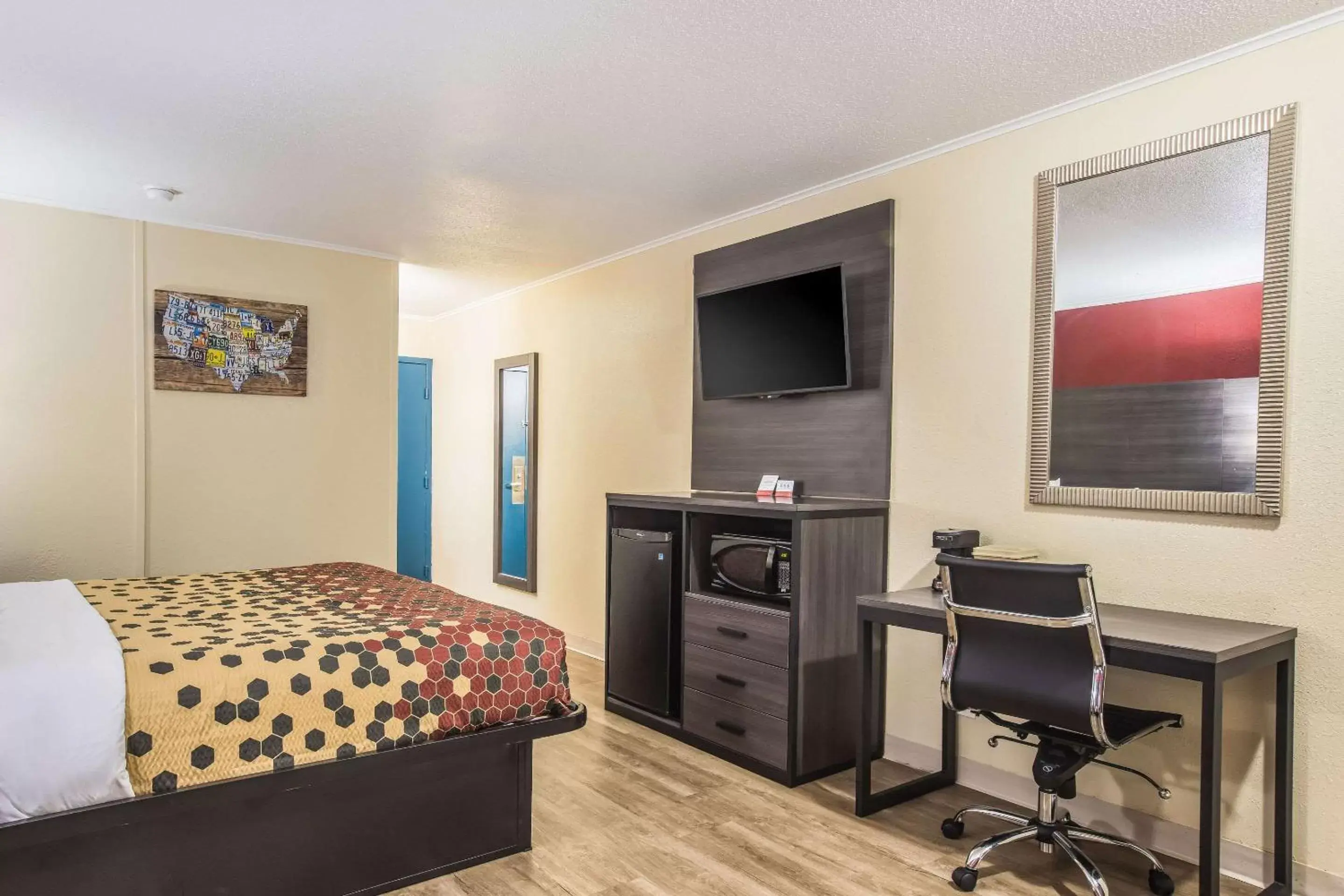 Photo of the whole room, TV/Entertainment Center in Econo Lodge Garden City