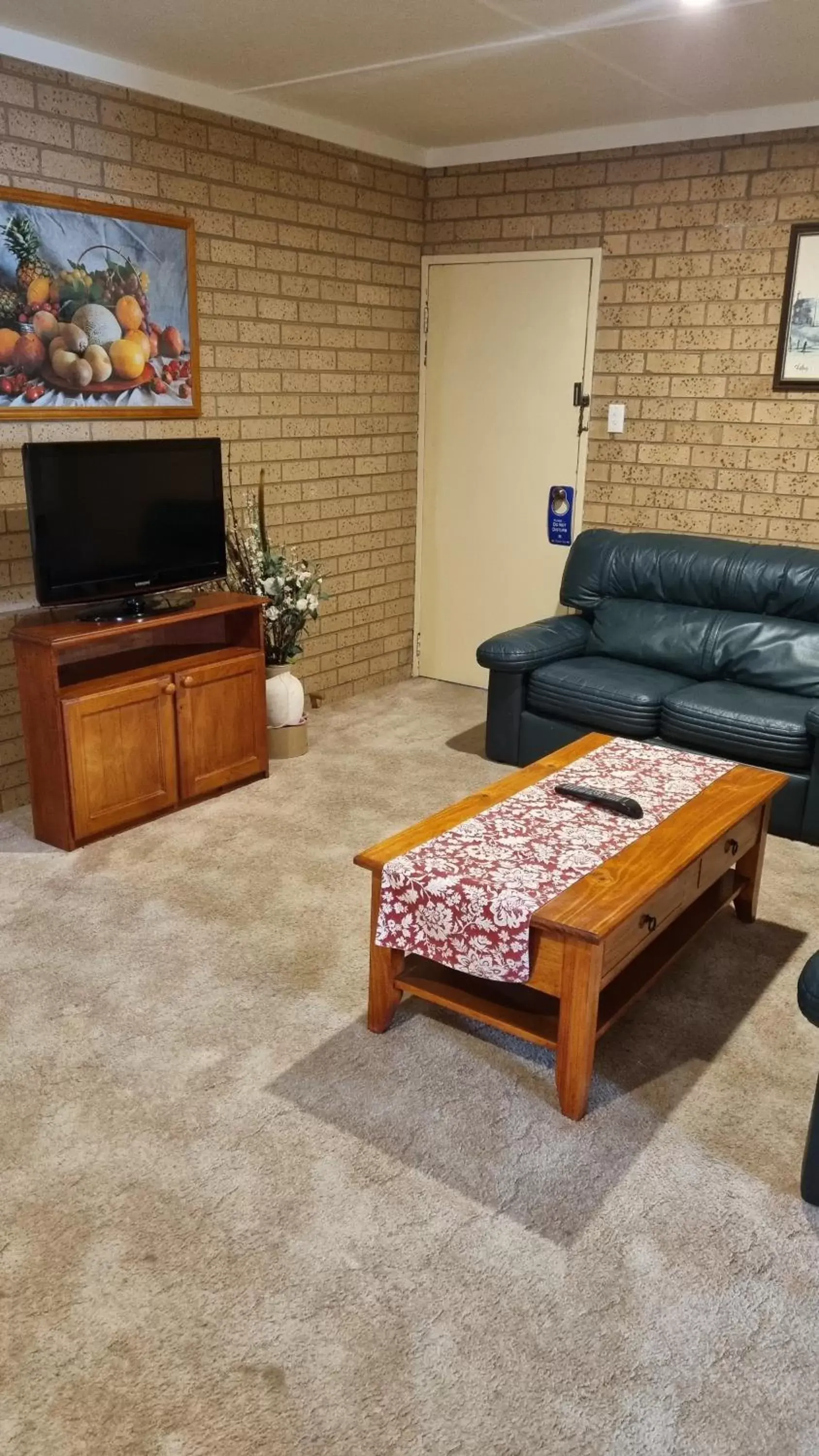 Living room, Seating Area in Lone Pine Motel