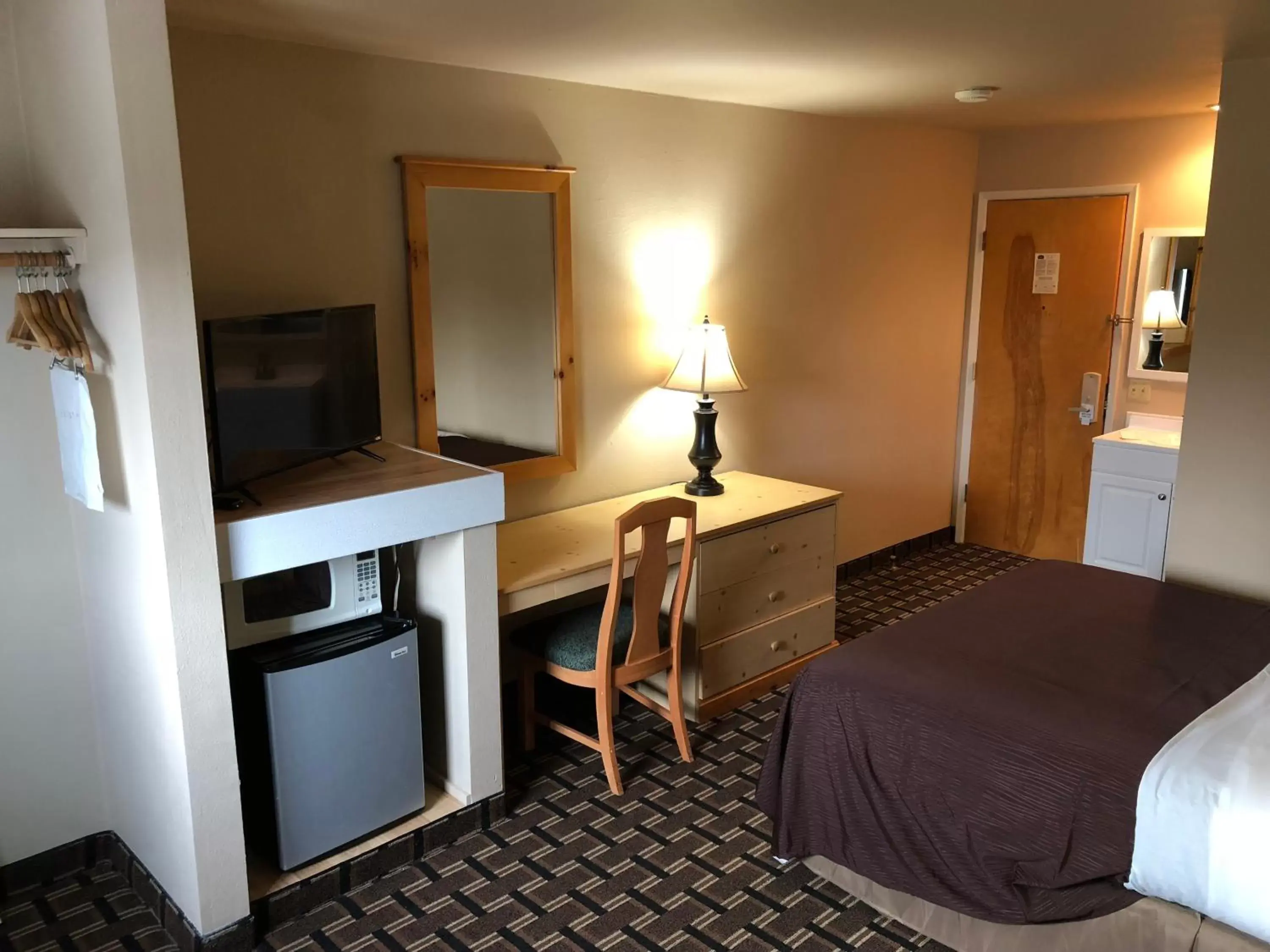 Photo of the whole room, TV/Entertainment Center in FairBridge Inn - Coeur d'Alene