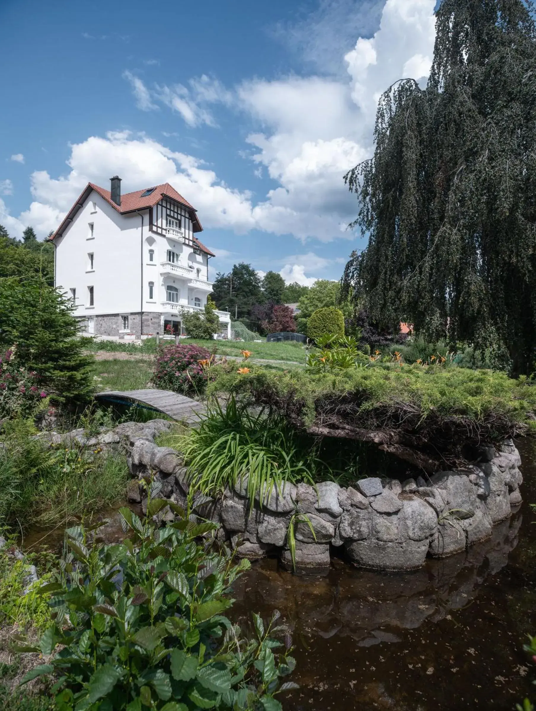 Property Building in Hôtel Le Beau Rivage