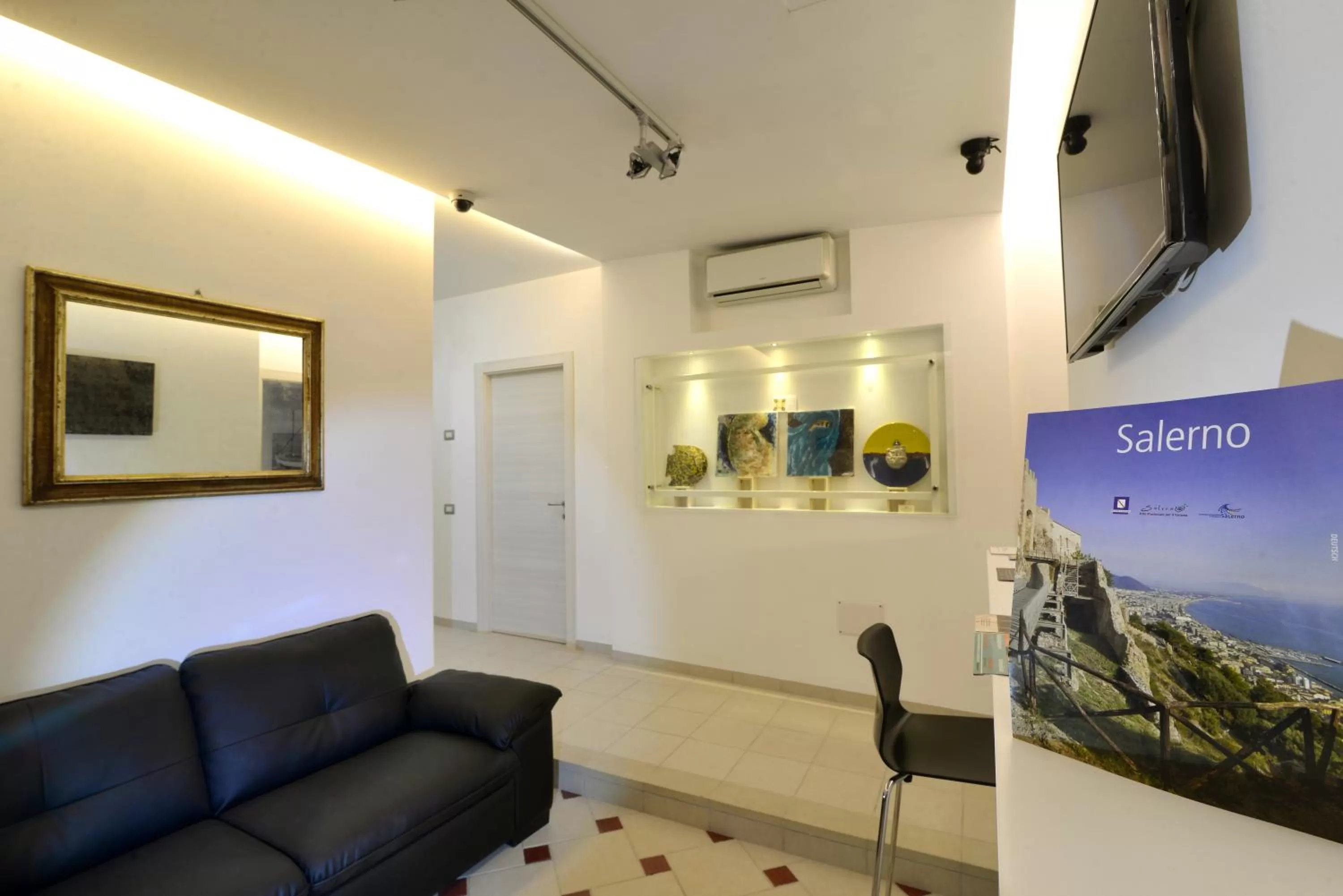 Communal lounge/ TV room in Santi e Saraceni Rooms