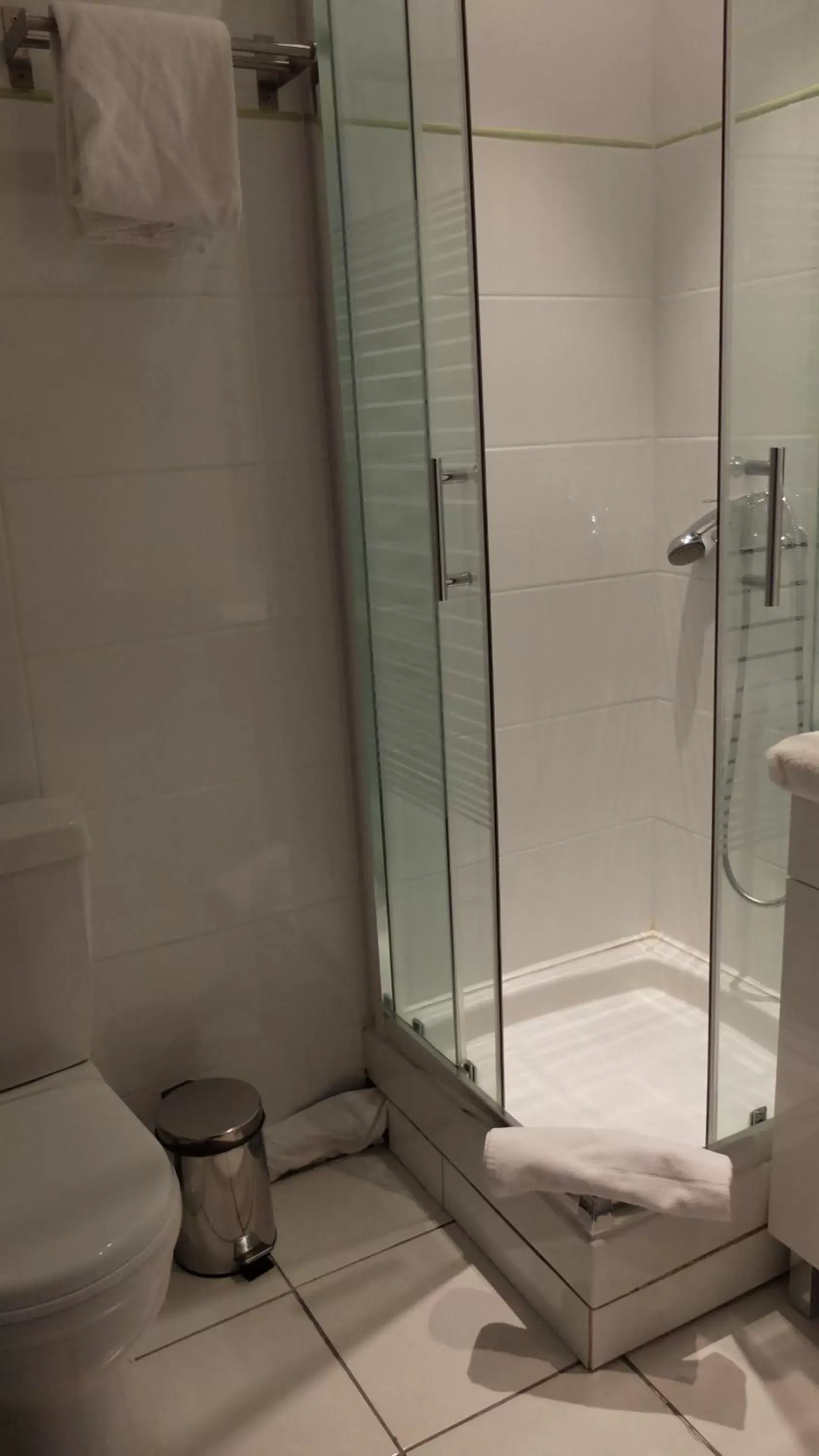Shower, Bathroom in Hôtel Les Corps Saints