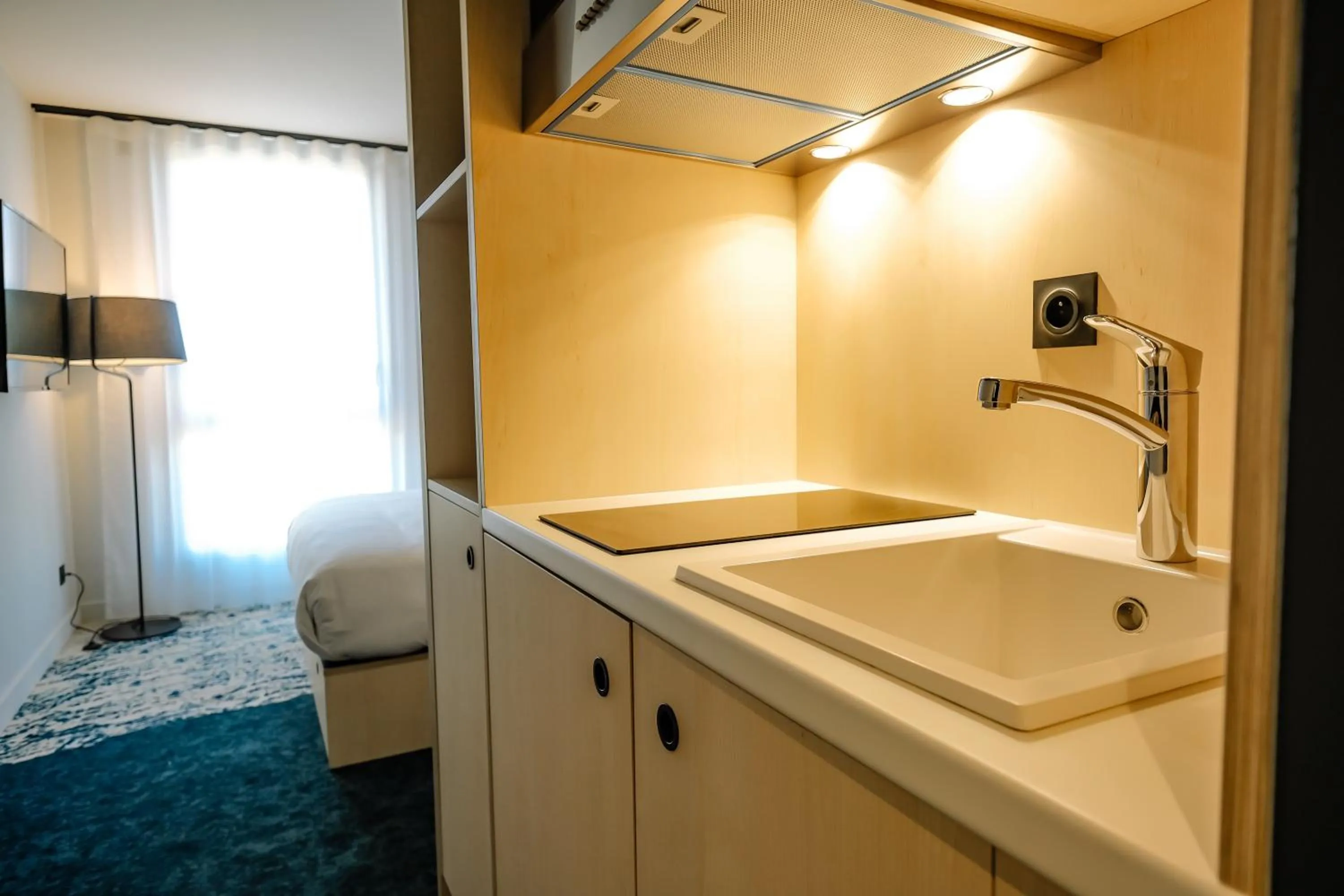 Kitchen or kitchenette in Live Hotels Bordeaux Lac