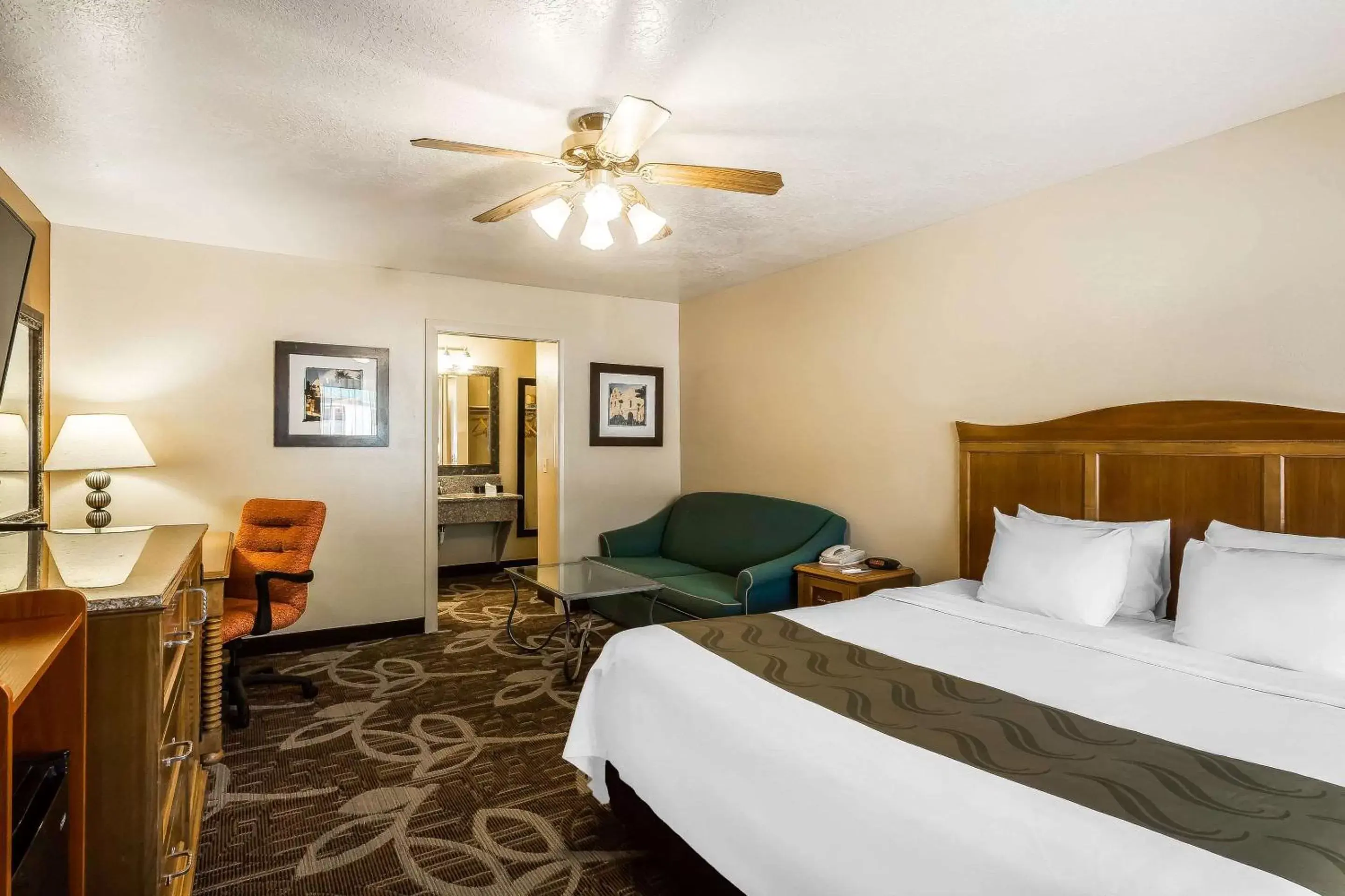 Photo of the whole room, Bed in Quality Inn Bryce Canyon