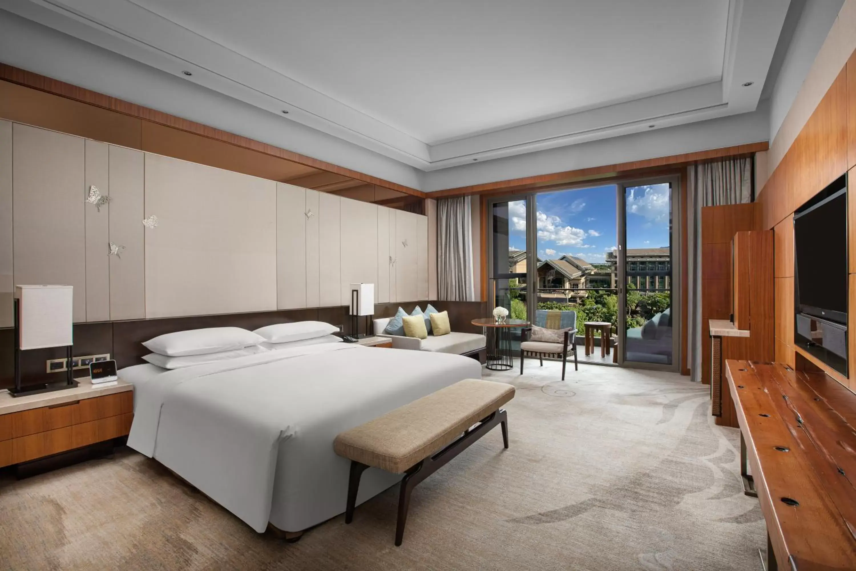 Premium King Room with Balcony in InterContinental Kunming by IHG Premium King Room with Balcony in InterContinental Kunming by IHG