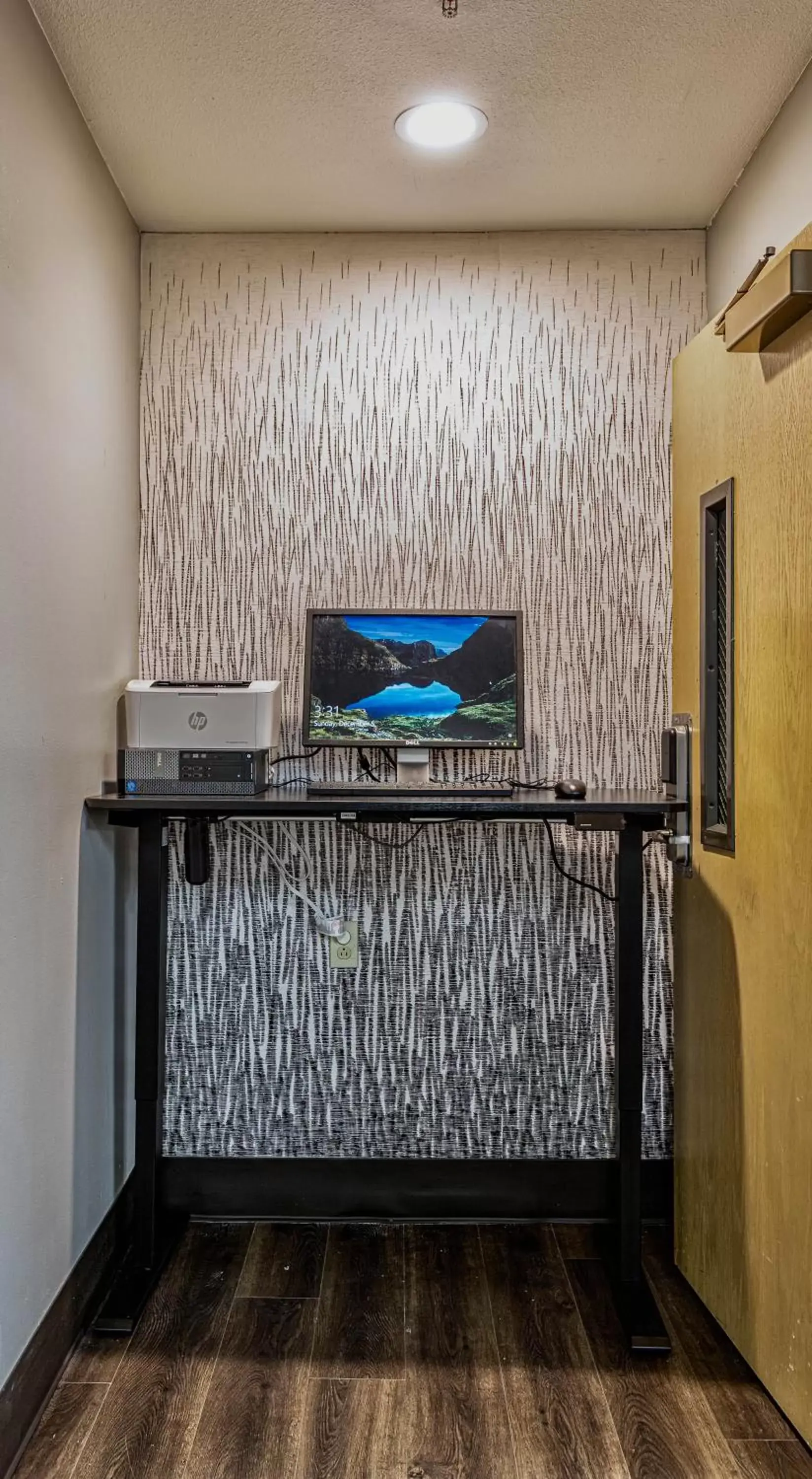 Business facilities, TV/Entertainment Center in SureStay Plus Hotel by Best Western SeaTac Airport