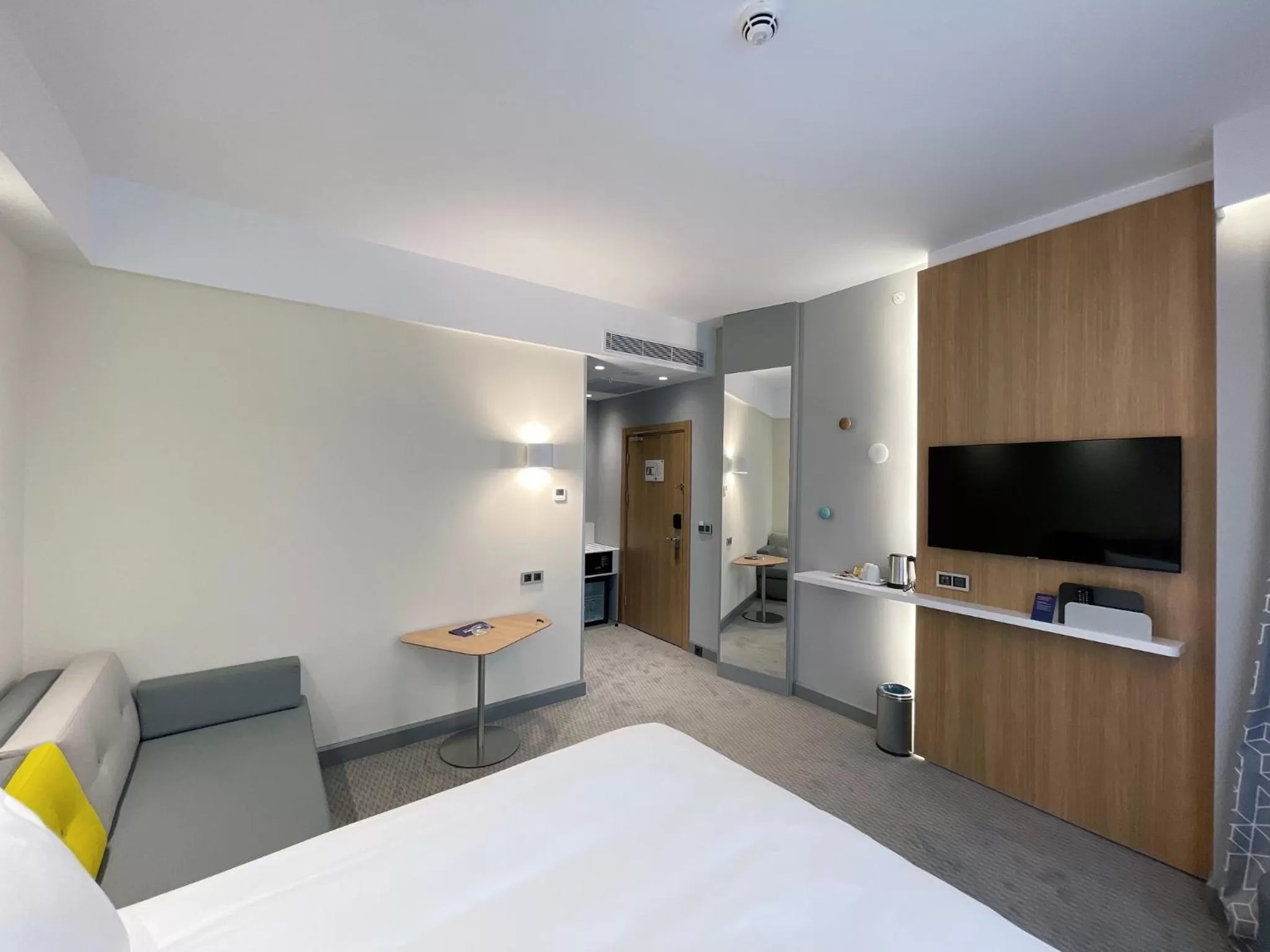 Photo of the whole room, Bed in Holiday Inn Express - Ankara - Airport by IHG