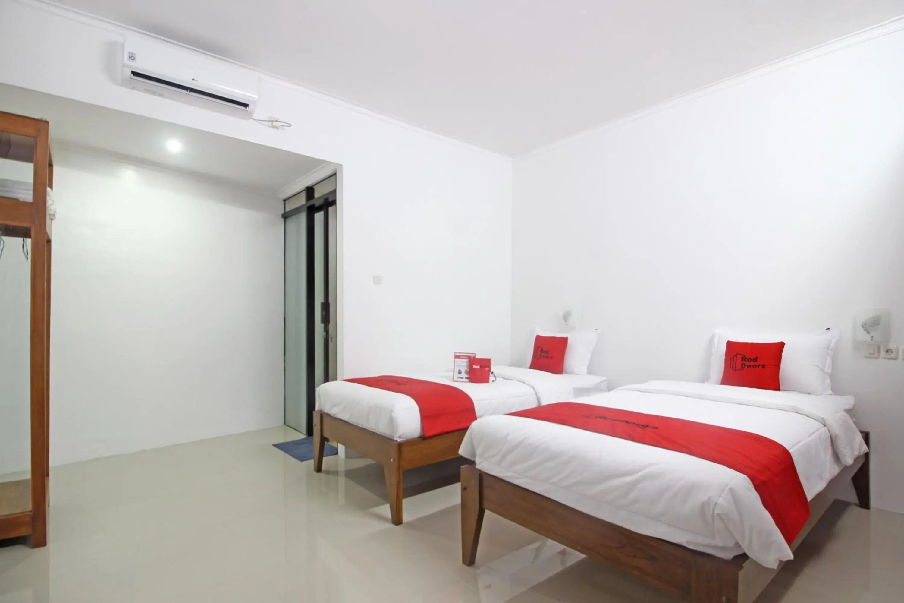 Bedroom, Bed in RedDoorz @ Jalan Ringroad Selatan