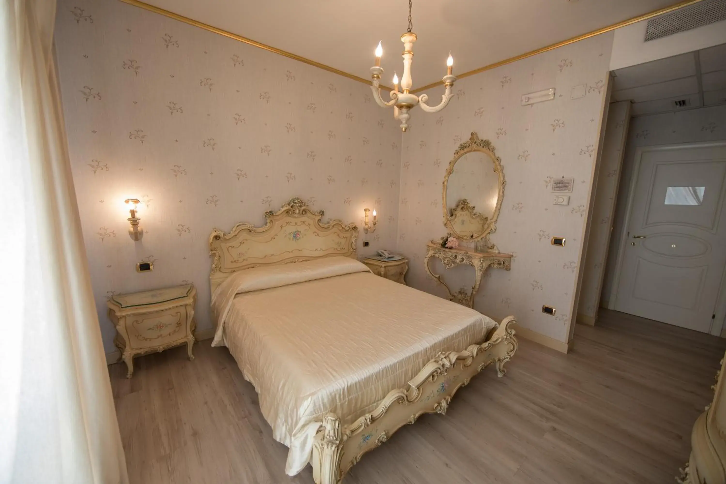 Photo of the whole room, Bed in Hotel Imperiale