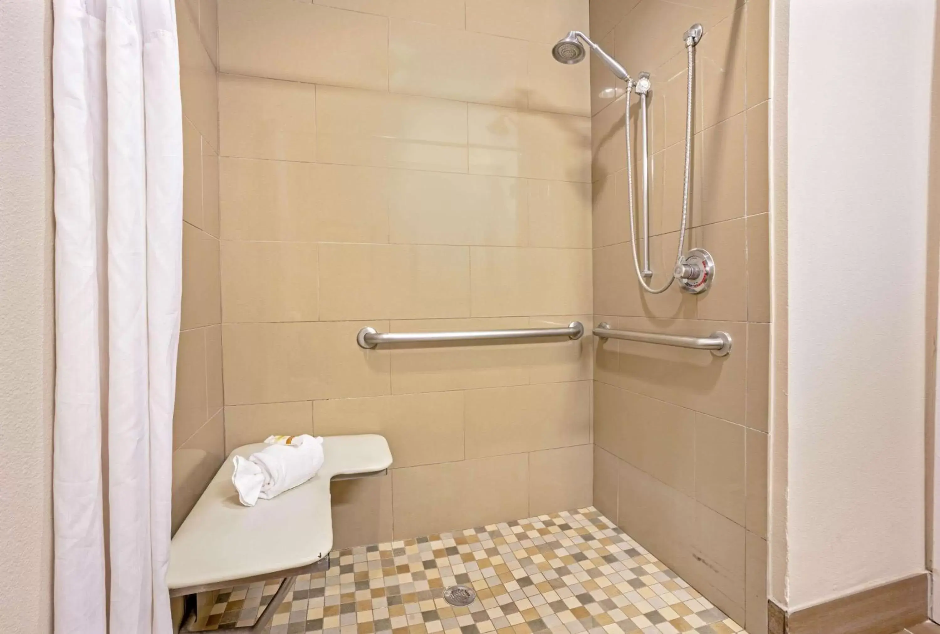 Shower, Bathroom in La Quinta by Wyndham Houston North-Spring