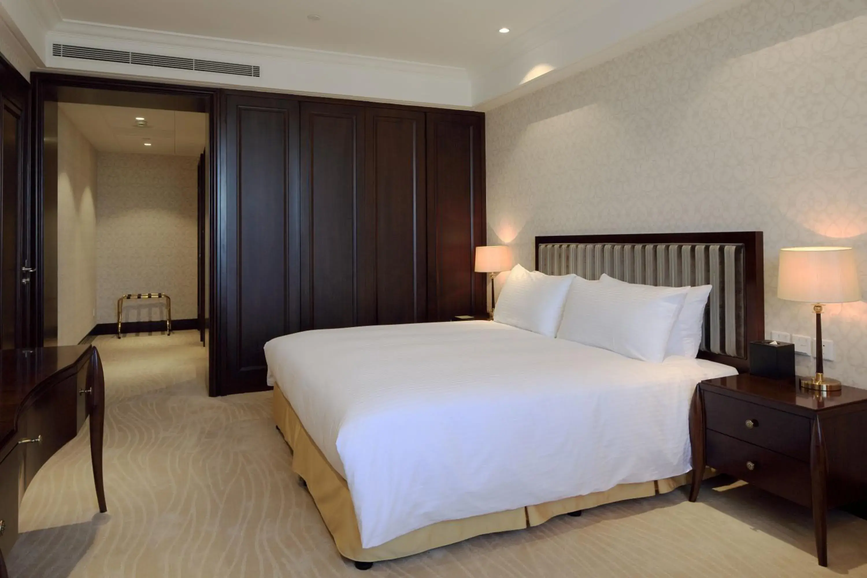 Photo of the whole room, Bed in Evergreen Laurel Hotel, Shanghai
