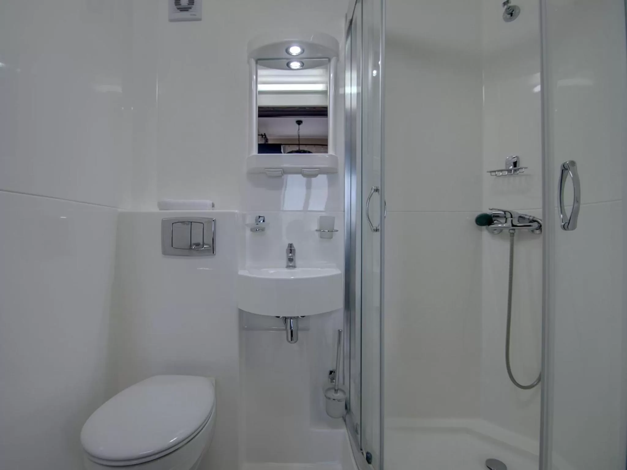 Shower in Pokoje Zamoyskiego - WATRA